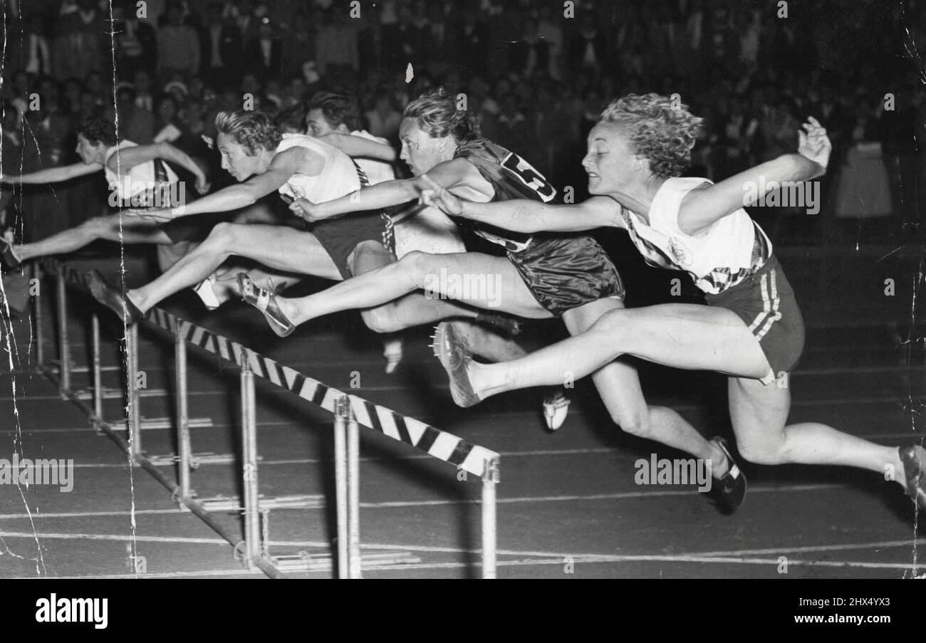 Die Mädchen fliegen gestern Abend beim British Common Wealth-USA-Sporttreffen im Moore Park über die erste Hürde beim 80-Meter-Event. Sie sind (l bis r) G. Cooke (Aust.), E. Wynter (S. Afrika), S. Strickland (Aust.), Sieger des Rennens), I. Robertson (USA), ***** . 07. Dezember 1955. Stockfoto