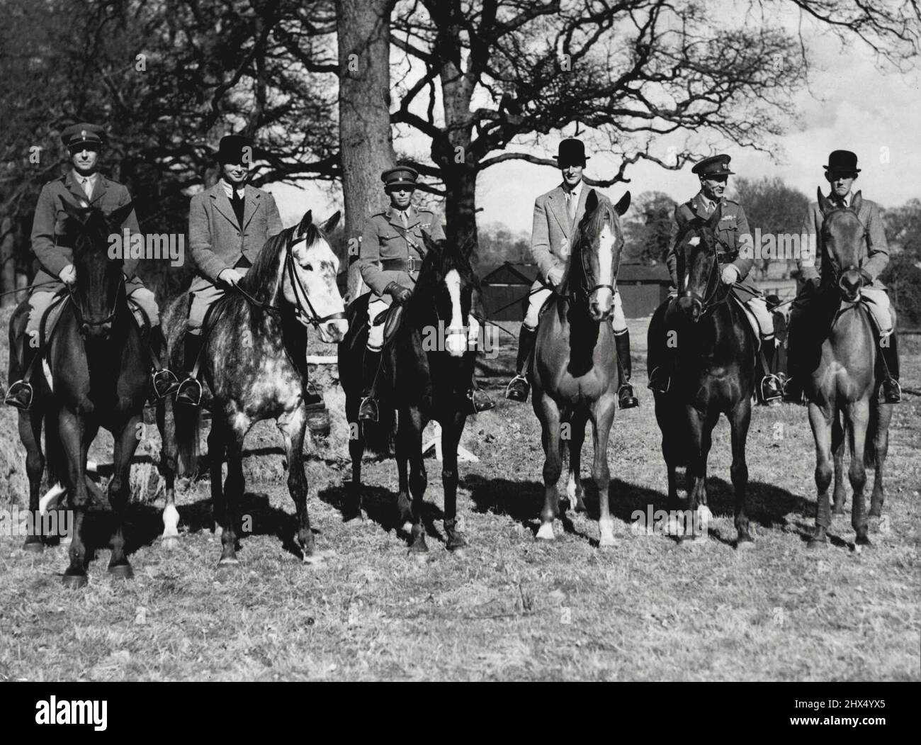 Großbritanniens Jumper bereiten sich auf die Olympischen Spiele vor: Eine Gruppe der Fahrer bei Aldershot heute. Von links nach rechts Major T. Palandri; Brigadier Lyndon Bolton (auf Sylveste); Captain Rich auf Cark Royal Daniel; Mr. E. Holland-Martin auf Shranmore; Major D. N. Stewart auf Gold Pot und Major P. M. Borwick, M. C., auf Dark Seal. Vierzehn der besten Reiter des Landes, mit einem der besten Teams von Pferden, die wir je hatten, trainieren jetzt bei Aldershot für die Olympischen Spiele und unmittelbar danach für die Internationale Pferdeshow in der Weißen Stadt. 09. April 1948. (Foto von Fox). Stockfoto