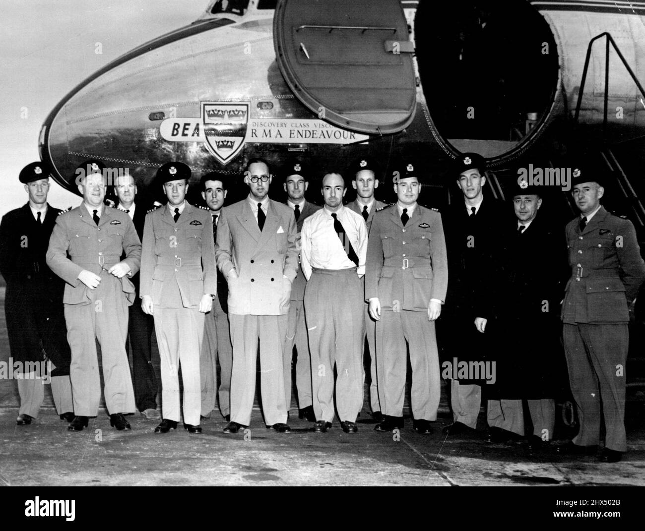 B.E.A. Viscount Crew für London - Christchurch Air Race Front Row L an R Capt. Johnson, Capt. Baillie, Mr. Peter Masefield Mr. J. Profumo. Oktober 13 1953. Stockfoto