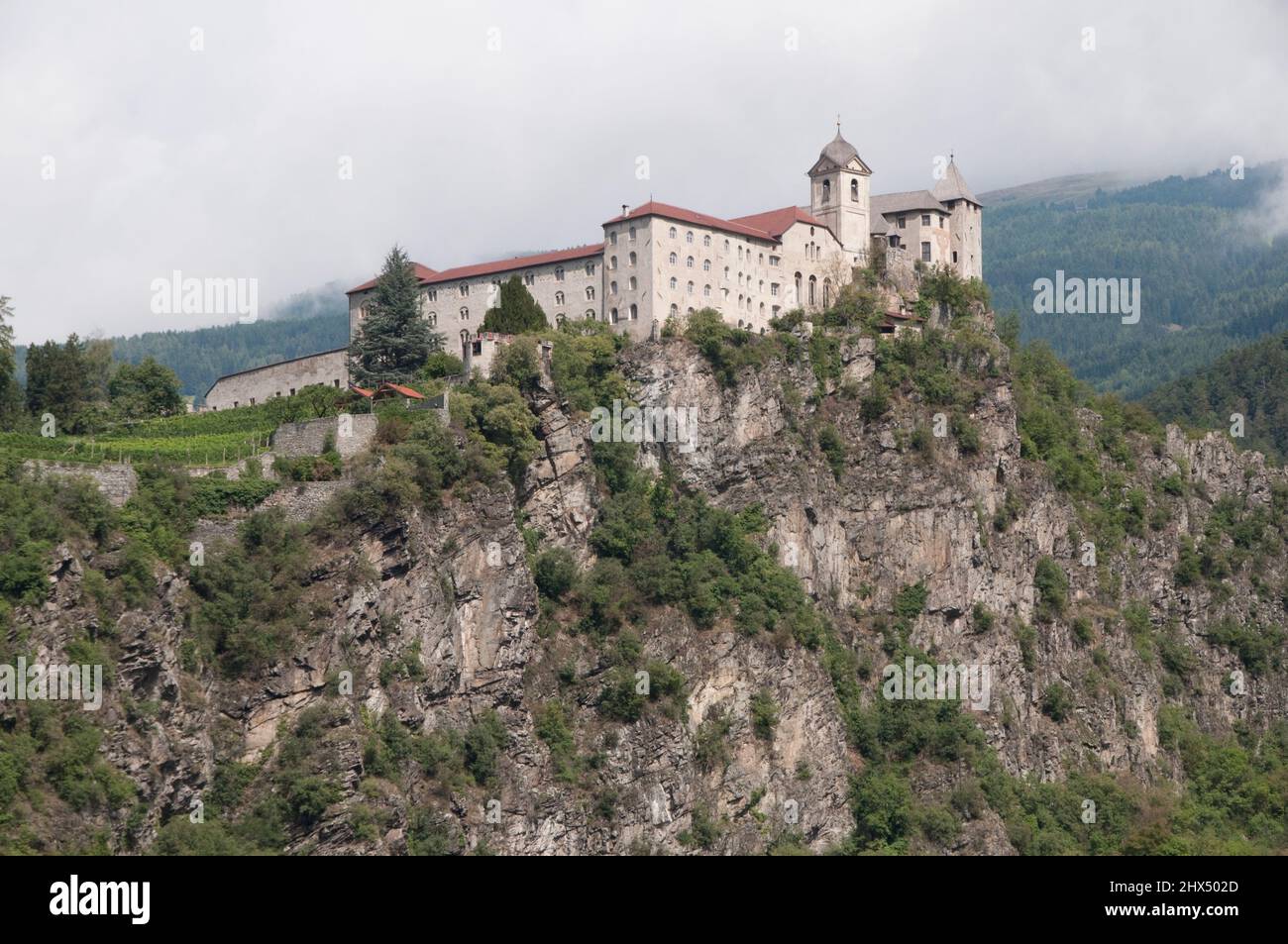 Nebenstraßen Norditalien - Drive 9, Nebenstraßen Norditalien, Italien, Trentino-Südtirol, Klausen, Kloster Sabbiona & Blick auf das Eisacktal Stockfoto