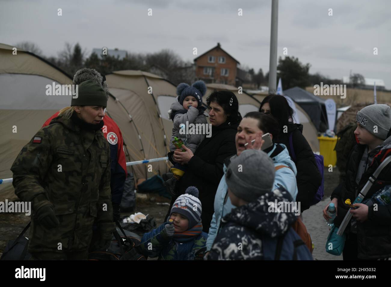 Medyka, Polen, 9. März 2022: Flüchtlinge aus der Ukraine kommen an der Grenze zu Medyka an, nachdem Russland eine umfassende Militäroperation im Land gestartet hat Stockfoto