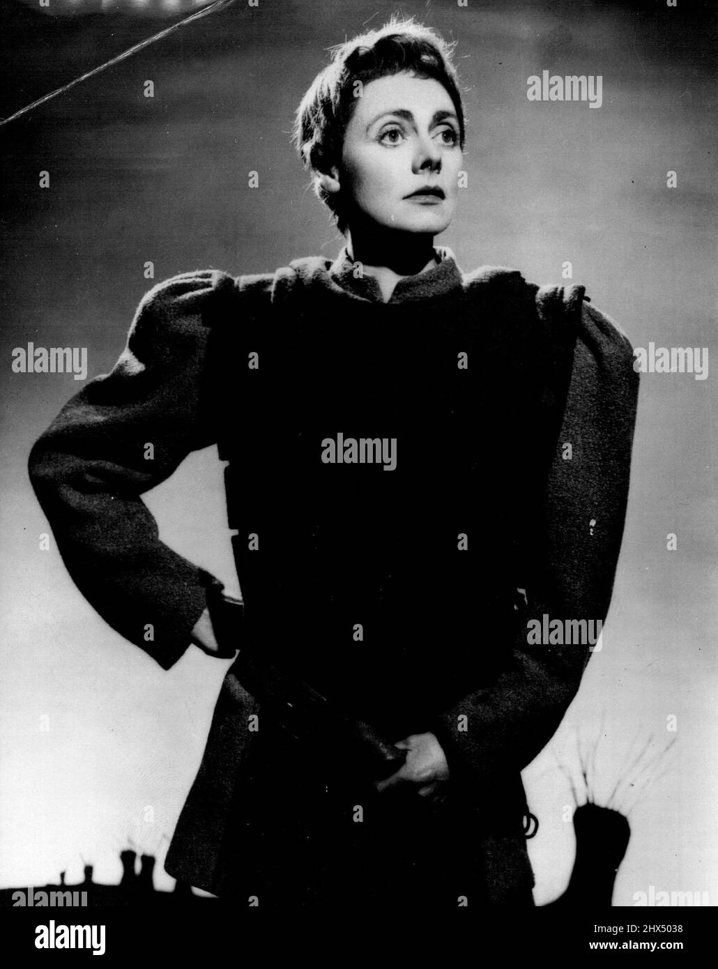 „Saint Joan“ – Celia Johnson probt heute (Dienstag) im Kostüm von Joan of Arc im New Theatre für ihre Rolle in „Saint Joan“, die nach fünf Jahren Abwesenheit eine willkommene Rückkehr auf die Londoner Bühne macht, um die Titelrolle in Bernard Shaws „Saint John“ zu spielen, Ist Brilliant Celia Johnson, die in der Titelrolle auftreten wird, wenn die alte Vic Theatre Company das Stück morgen Abend (3.. Dezember, Mittwoch) im New Theatre, London, präsentiert. Miss Johnsons letzter Westen. Das Endstadium war in einem anderen Shaw-Erfolg „The Doctor's Dilemma“ zu sehen. 02. Dezember 1947. Stockfoto