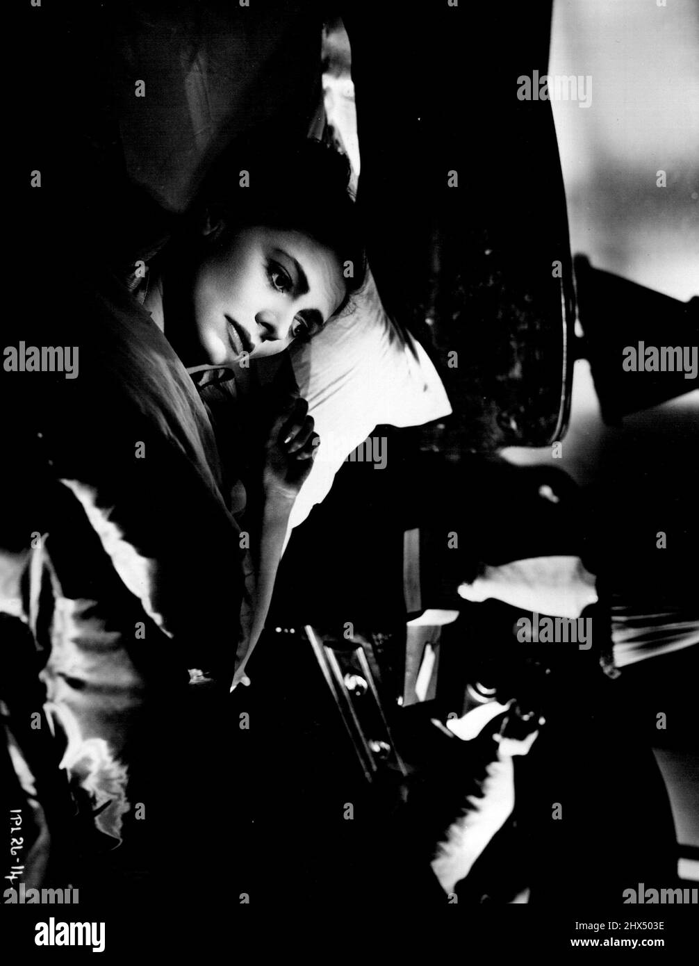 'Diese Woche war Elend, ich ging durch sie in einer Art Trance - wie seltsam von euch nicht zu bemerken, dass ihr mit einem Fremden im Haus gelebt habt.' Laura Jesson (Celia Johnson) liegt wach und denkt an die Täuschung, die sie ihrem ahnungslosen Ehemann aufzwingt. Noel Coward's 'Brief Encounter', Eine Noel Coward-Cineguild-Produktion unter der Regie von David Lean, verantwortlich für die Produktion Anthony Havelock Allan und Ronald Neame. 01. Januar 1946. Stockfoto