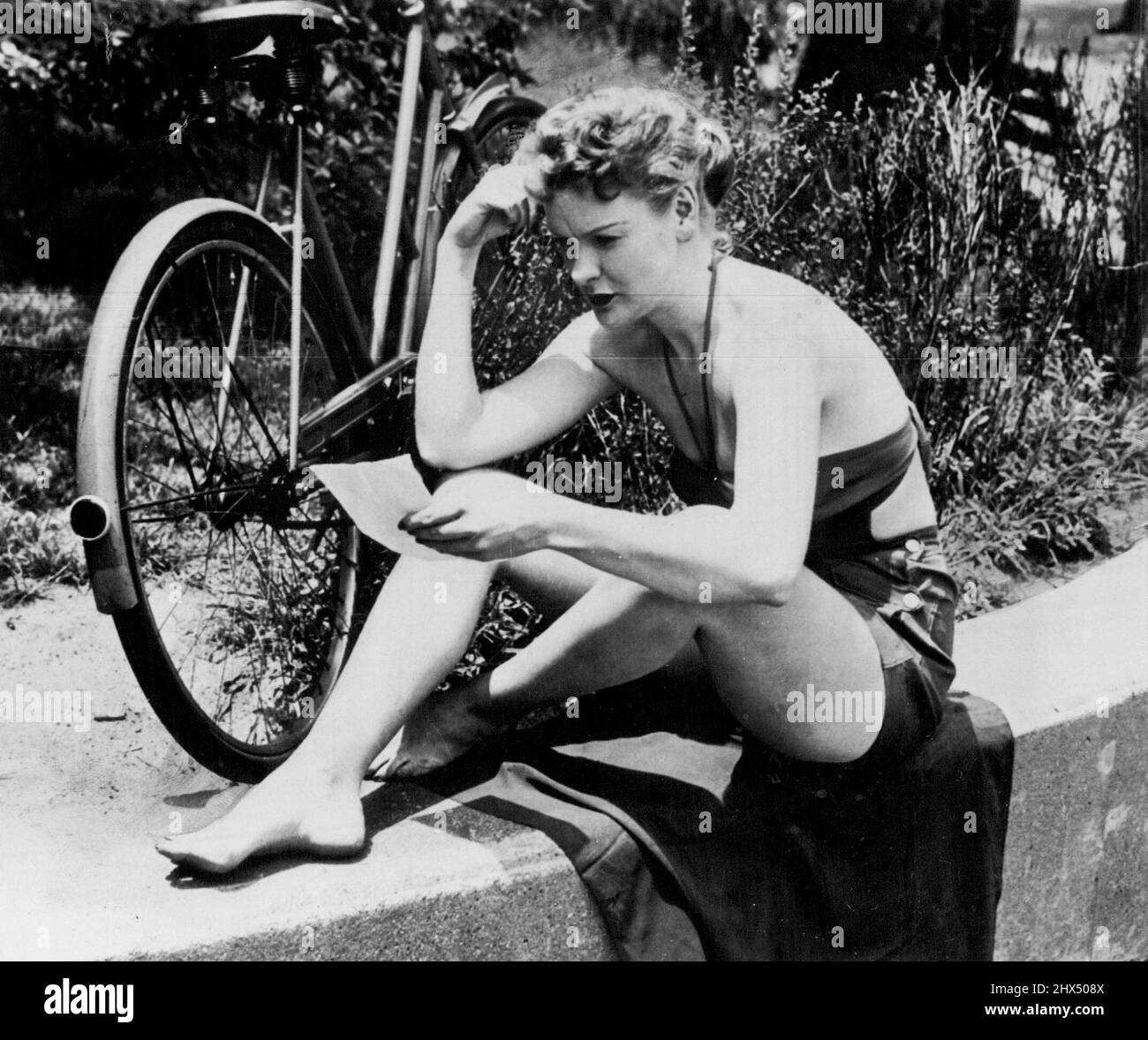 Es wurde ihr gesagt, dass sie ihr Hemd behalten soll -- Blonde Eloine Stritch, die Ethel Merman im Broadway-Hit „Call Me Madam“ unterstellt war, trägt Halfter und Shorts, was ihre Verhaftung am Sonntag im Central Park verursachte. Heute wurde sie mit einer Geldstrafe von $1 Jahren belegt und von Magistrat Emilio Nunes gesagt: „Ein schönes Mädchen wie du könnte einen kleinen Aufruhr verursachen und eine große Menge zum Sammeln anführen, indem du dein Hemd ausntest“. Sie antwortete: "Ich war den ganzen Tag da und nichts geschah".Blonde Elaine Stritch unterzog Ethel Merman in Call Me Madam, trägt Halfter und Shorts, was ihre Verhaftung im Central Park, New York, verursachte. Der magistrat verhängt ihr eine Geldstrafe von einem Dollar Stockfoto