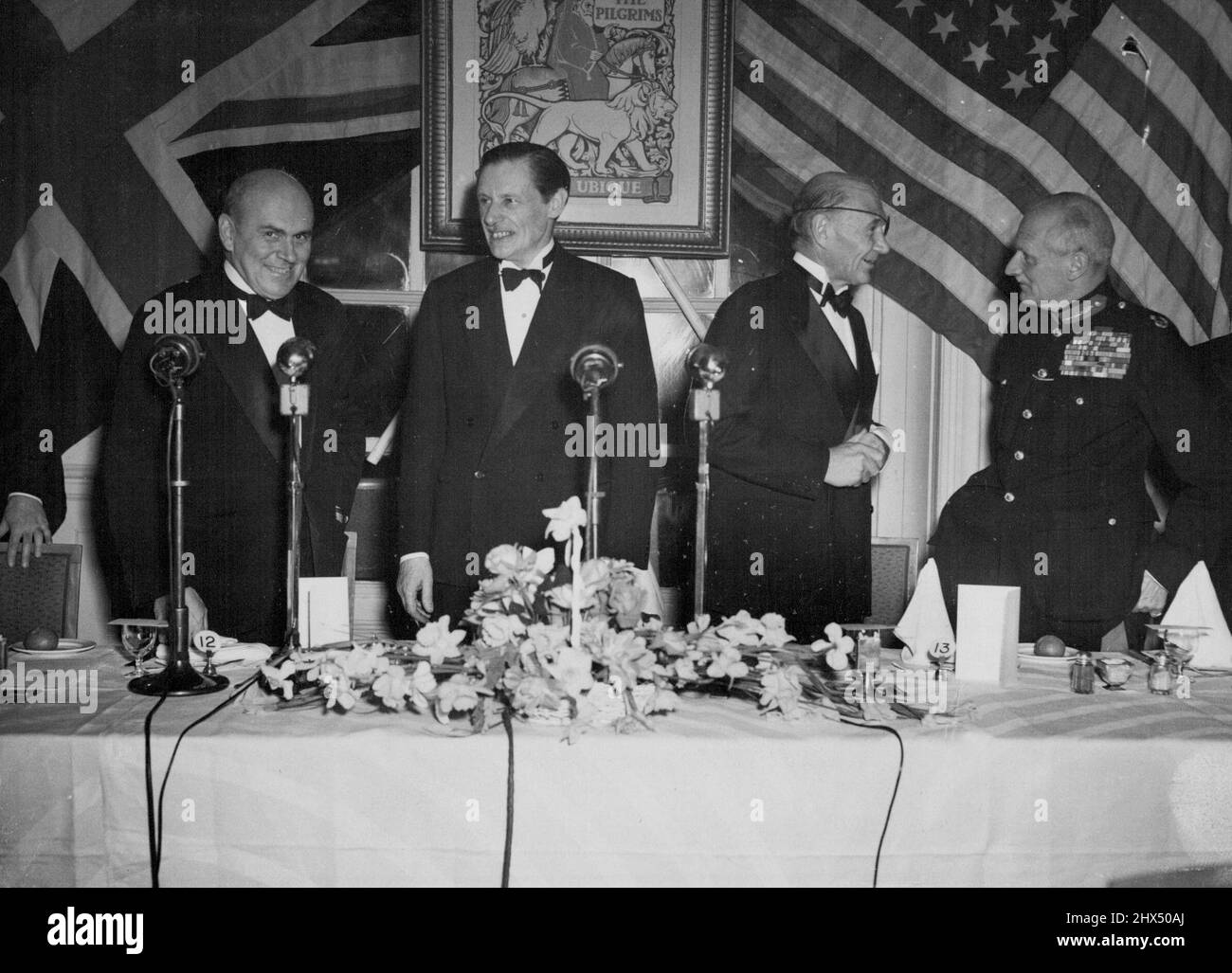 Transatlantische Freundschaft -- berühmte Persönlichkeiten beim Pilgeressen im Savoy Hotel, London, gestern Abend.die Pilger, die 1902 gegründet wurden, um den anglo-amerikanischen Wohlwollen zu fördern, sind eine Gesellschaft nur für Männer, aber eine Frau saß an einem von Blumen abgeschirmten Tisch. Sie war Frau Ada Doyle, die Sekretärin der Pilger. Links zu Rechten:-Herr John McCloy (U. S. High Commissioner for Germany), der den Gast beklagt: Ehrerbietung, Sir Campbell Stuart (Vorsitzender), Lewis Douglas (der US-Botschafter), der immer noch einen Schatten über seinem Auge trägt, der bei einem Fischereiunfall verletzt wurde, und Feldmarschall Viscount Montgomery, der WHO Stockfoto