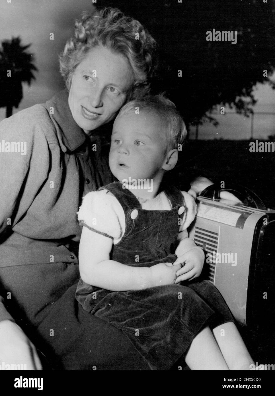 WA und Olympiasiegerin Shirley Strickland mit ihrem Sohn Phillip. 21. April 1955. Stockfoto