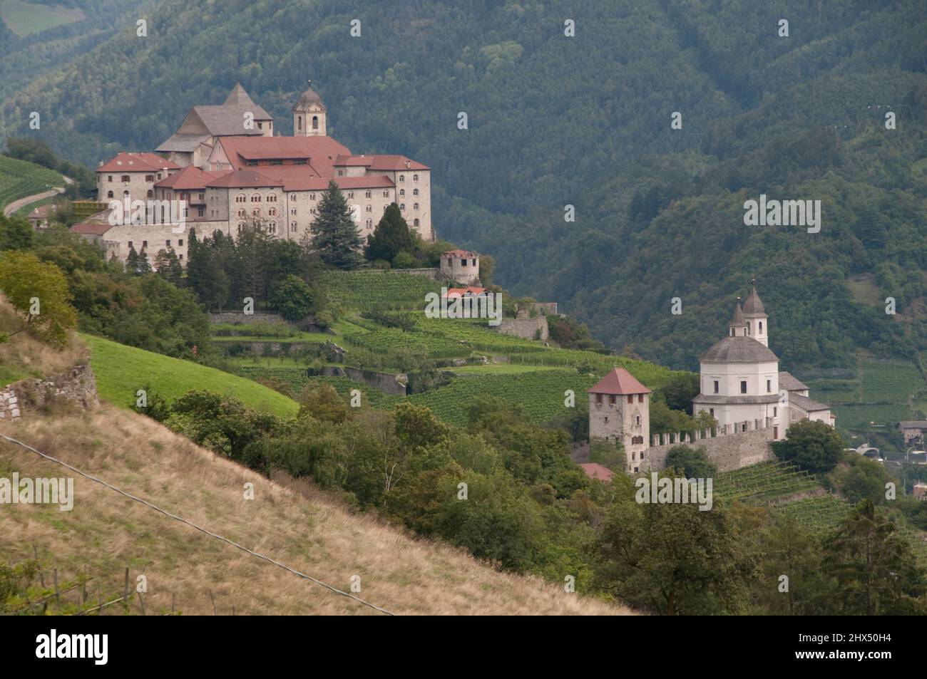 Nebenstraßen Norditalien - Drive 9, Nebenstraßen Norditalien, Italien, Trentino-Südtirol, Klausen, Kloster Sabbiona & Blick auf das Eisacktal Stockfoto