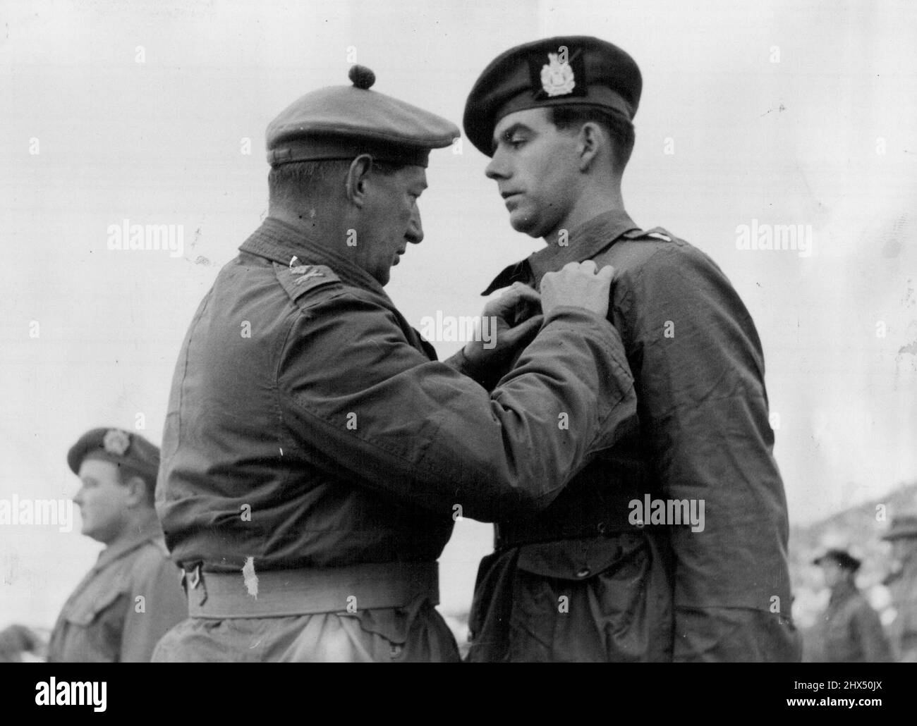 Der Gewinner des zweiten Victoria Cross, der für die Galanterie im Koreakrieg ausgezeichnet wurde, Pte. William Speakman von den Argyll und Sutherland Highlanders, die an B Company Kings Own Scottish Borderers angeschlossen sind, erhält das Band von ***** Vom Commonwealth-Kommandeur ***** Major ***** A. J. H. Cassels bei einer besonderen Parade im ***** In Korea. 18. Januar 1952. Stockfoto