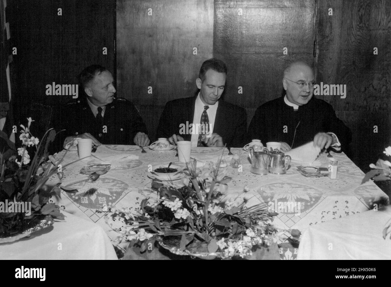 LT. General William K. Harrison, Stellvertretender Befehlshaber Affe, James Duffy, Präsident des Yokohama Chapter council of Catholic Men in Japan und Francis Cardinal Spellman beim Frühstück zu Ehren des Kardinals im Zentrum der Yokohama-Kapelle in Japan, nachdem er dort am Neujahr die Messe zelebriert hatte. 01. Januar 1953. (Foto von Frank Agolia, U.S. Army). Stockfoto