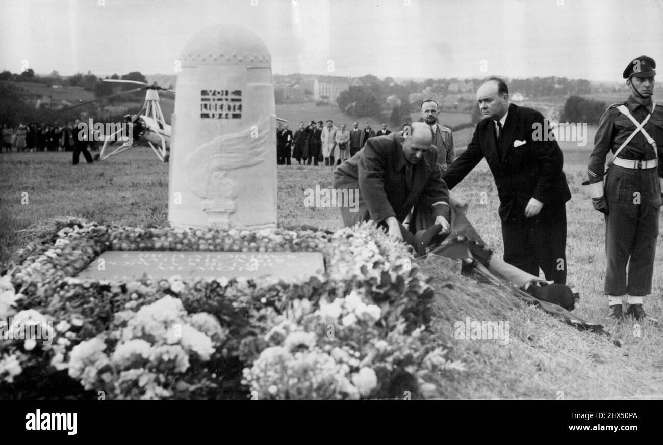 Einweihung des letzten Meilensteins der "Autobahn der Freiheit" -- der belgische Premierminister Paul-Henri Spaak enthüllt den letzten Meilenstein, den die alliierten Armeen bei der Befreiung des besetzten Europas von der Normandie in die belgischen ardennen in Bastogne am 6. Juli eingeschlagen haben. An der Zeremonie nahmen Vertreter des britischen, französischen, amerikanischen, belgischen und luxemburgischen Militärs und ***** Teil . 22. Juli 1947. Stockfoto