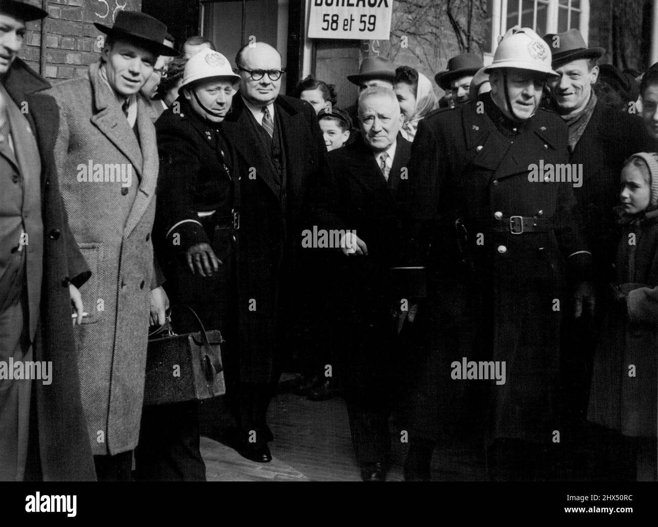 Er stimmte gegen Leopold -- die weißhelmeted Polizei machte einen Weg für den bebrillten ehemaligen belgischen Premierminister M. Spas, nachdem er seine gestern auf einer Brüsseler Poling Station aufgezeichnet hatte. Er ist ein überzeugter Anti-Leopoldist. Obwohl der Prozentsatz der Stimmen für den König 57,68 betrug, wird die Mehrheit nicht als hoch genug angesehen, um seine Rückkehr zu rechtfertigen. 13. März 1950. (Foto von Paul Popper Ltd.). Stockfoto
