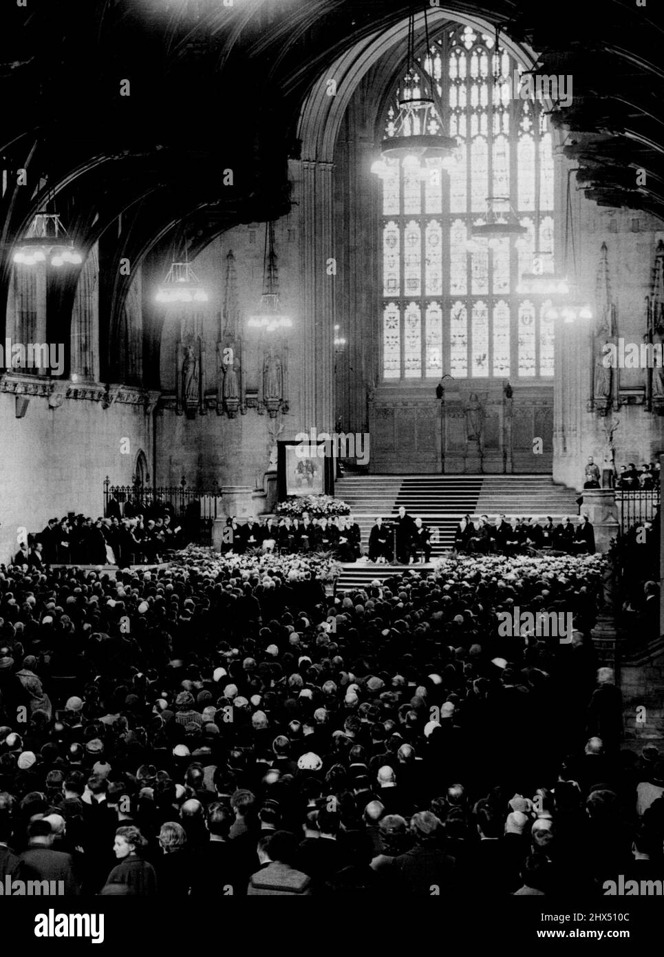 Präsentation des Parlaments -- die Szene in Westminster Hall während der Zeremonie der Präsentation... auf der Plattform ist das Porträt von Sir Winston zu sehen.Mitglieder beider Houses of Parliament versammelten sich heute in Westminster, um die Übergabe der Geburtstagsgeschenke des Parlaments an Sir Winston Churchill zu miterleben Attlee, Anführer der Opposition, präsentierte ein Porträt in Ölen von Graham Sutherland.. Ein gemeinsames Geschenk beider Häuser DR Grenfell, M.P. Vater des Hauses der Commons (Senior Member), präsentierte ein wunderschönes beleuchtetes Buch, das fast bei den M.P.'s unterschrieben worden war. 30. November 1954. ( Stockfoto