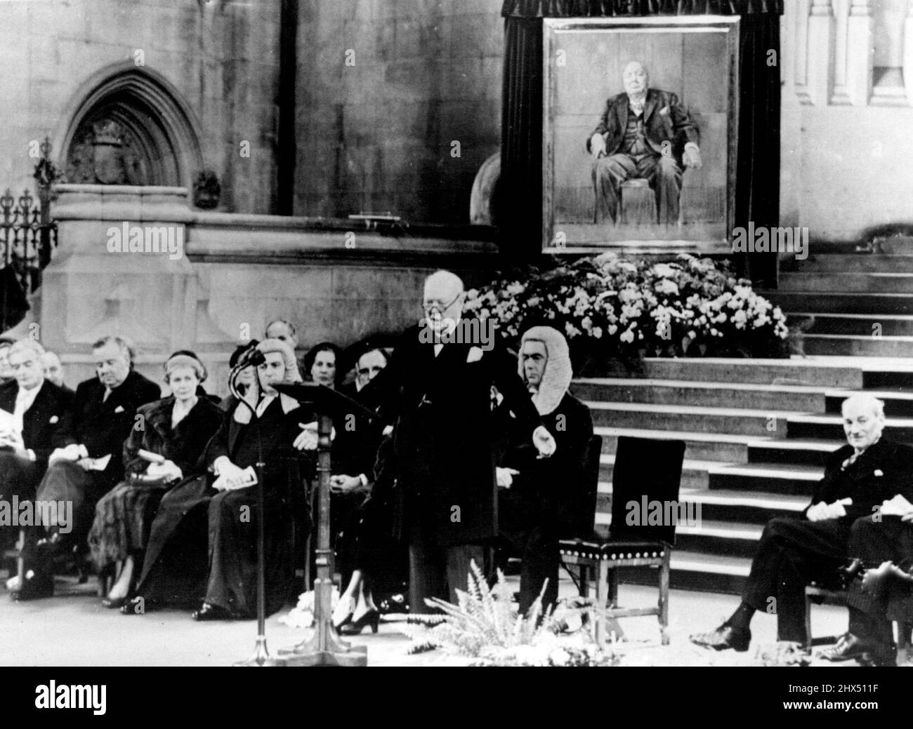 Premierminister feiert seinen 80.. Geburtstag - Sir Winston Churchill spricht nach den Präsentationen in Westminster Hall.L an R: Sir Anthony Eden, Außenminister: Herr McLeavy, M.P.: Frau Attlee, Ehefrau von Herrn C. R. Attlee, Oppositionsführer: Hinter Sir Winston stehen Lady Churchill und Mr. W.S. Morrison, Sprecher des Unterhauses.bei einer Zeremonie in der alten Westminster Hall wurde Premierminister Sir Winston Churchill mit einem Ölgemälde von sich selbst und einem gebundenen Band mit den Unterschriften und Glückwünschen fast aller Mitglieder der beiden Houses of Parliament A überreicht Stockfoto