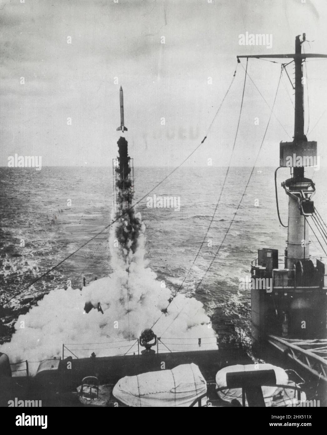 Die ' Aerobee ' geht nach oben -- die geführte Rakete der Marine fährt nach oben, nachdem sie während eines kürzlichen Tests im Nordpazifik vom Experimental Guided Missile Ship, USS Norton Sound, abgefeuert wurde. Die Rakete erreichte eine Höhe von etwa 50 Meilen. Während der meisten Aufstiegszeit nahmen Instrumente in der Nase der 'Aerobee' kosmische Strahlenforschungsdaten auf, die zum Norton Sound telemetert wurden.Navy Experiment -- die Führungsrakete der US Navy fährt nach oben, nachdem sie vom Experimentalschiff abgefeuert wurde. Norton Sound, während eines kürzlich durchgeführten Tests im Nordpazifik. Die Rakete erreichte eine Höhe von ca. Stockfoto