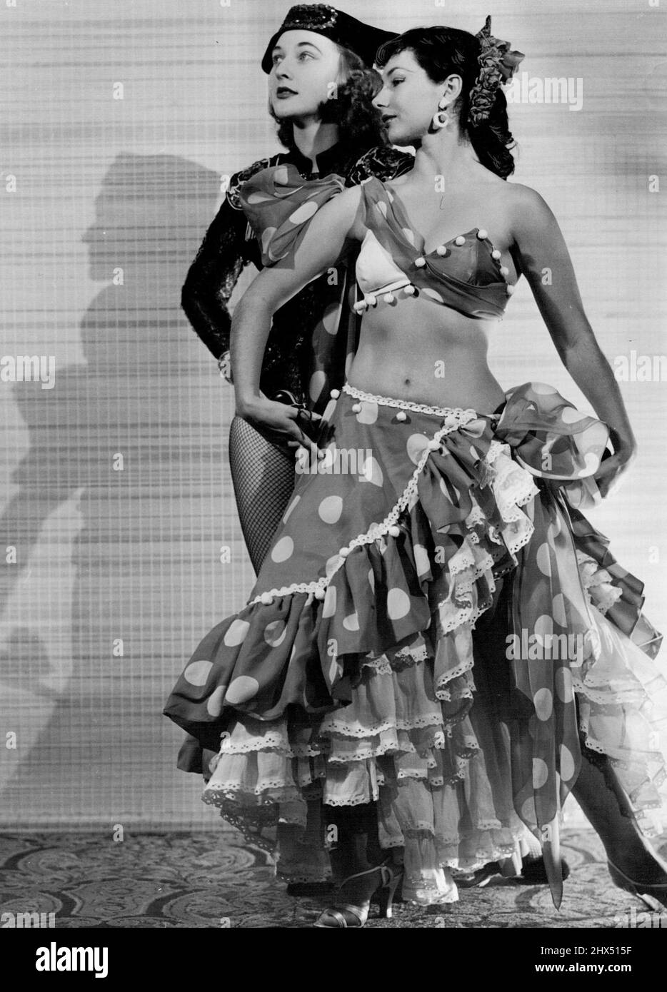 Fiäre Sapnish-Tänzer in Madrid? Sie sehen authentisch aus, aber es sind die Kabarettisten Valery Cooney (Sängerin) aus Sydney und Monica Scott (Tänzerin), die ihre spanische Nummer machen. 19. Juli 1954. Stockfoto