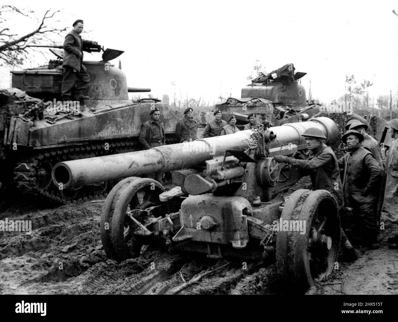 Alliierte Landungen Südlich Von Rom. British Cross Rome Railway 15 Meilen Hinter Anzio. Ein 155-mm-französisches Artilleriestück, das von den Deutschen zum Beschuss unserer Schifffahrt benutzt wurde, wurde von britischen Truppen in ihrem Vorstoß von den Stränden aus gefangen genommen. Britische Truppen inspizieren die Waffe. 15.Mai 1944. (Foto von British Official Photograph). Stockfoto