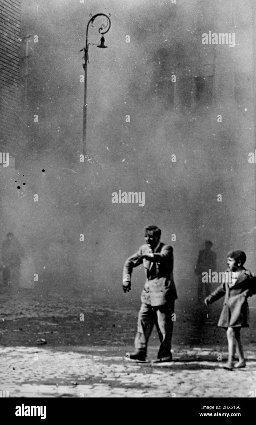 Opfer der deutschen Zeitbombe in NaplesEin italienischer Zivilist, schwer verletzt, wandert launisch aus den Ruinen einer deutschen Zeitbombe, die mehrere Tage nach dem Rückzug der Deutschen aus der Stadt in der Post von Neapel explodierte. Ein ebenfalls verletzter italienischer Junge hält seinen Rücken zurück, wo er von fliegenden Trümmern getroffen wurde.viele italienische Zivilisten - Männer, Frauen und Kinder - wurden bei der Explosion gefangen und entweder getötet oder schwer verletzt. Die Überlebenden wurden umgehend von amerikanischen und britischen Soldaten unterstützt, die die Stadt befreiten. 29. November 1943. (Foto: Informationsfoto des US Office of war) Stockfoto