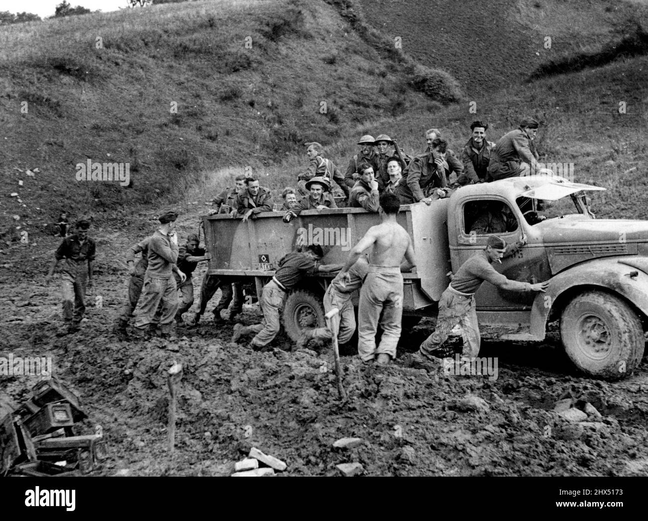 British Army Front: Termoli Area Regen an der italienischen Front hat einen Teil des vorderen Bereichs in Schlammmeere verwandelt. Diese Bilder entstanden auf einer Umleitung um eine geblasene Brücke bei Guglionesi.(S. W. von Termoli) /geben einen Eindruck von den Schwierigkeiten, mit denen sich die alliierten Truppen begnügten. 13. Januar 1944. (Foto von British Official Photo). Stockfoto