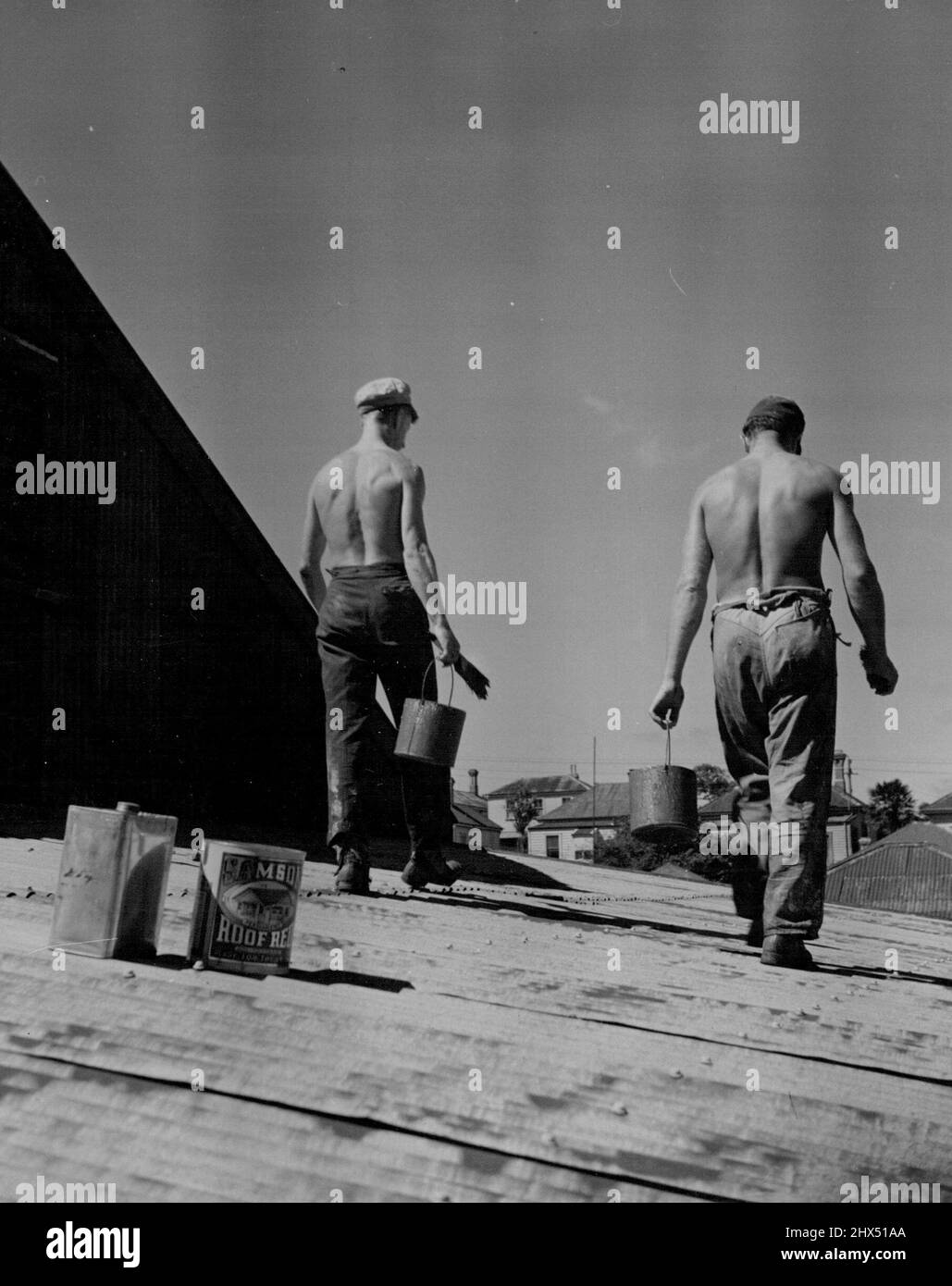 Bobs schön proportionierter Rücken ist auf diesem Bild gut zu sehen, da er und „Dobbie“, als er seinen Freund anruft, sich bereit machen, auf dem Dach zu starten. 13. Juli 1951. Stockfoto