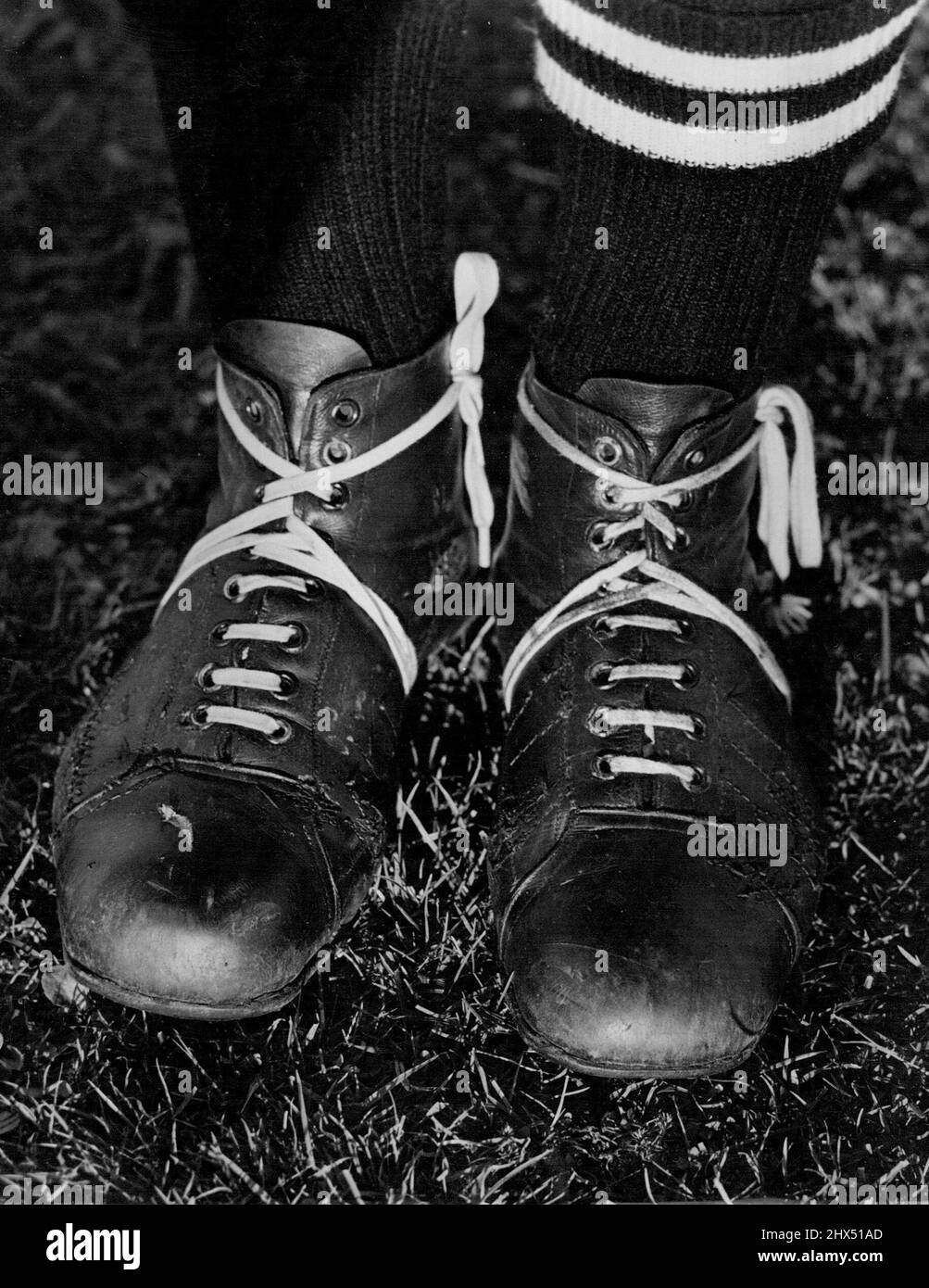 Die Stiefel, mit denen Bob im vergangenen Jahr in Australien den Weg zum Erfolg beschlug. Sie wurden von einem einarmigen Schuhmacher aus Auckland, Peter Ness, hergestellt, der seit vielen Jahren Stiefel für Fußballer und Schuhe für Spitzensportler produziert. Mit diesen Stiefeln trat Bob insgesamt 72 Punkte in sechs Spielen in Australien. Dazu gehörte auch seine rekordverdächtige Solo-Leistung von 15 Punkten im Abschlusstest gegen Australien. Am vergangenen Samstag gegen diese Stiefel konvertierten alle sechs Versuche und traten in acht Versuchen zwei Strafen ein. 13. Juli 1951. Stockfoto