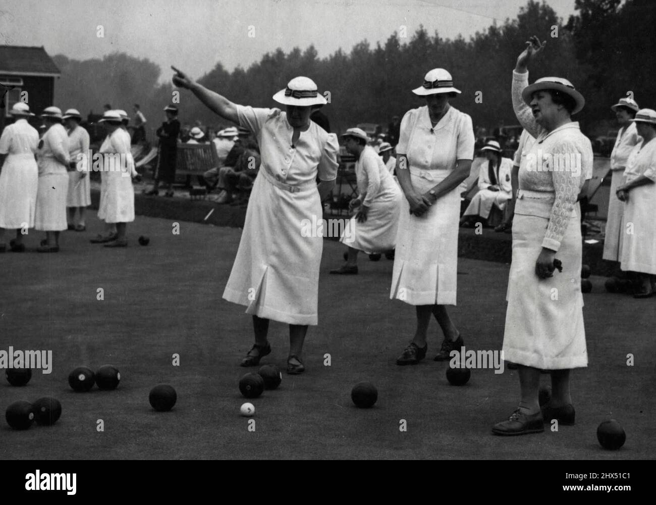 Woman's Bowling Championships -- Signalisierung eines guten Holzes, während des Spiels zwischen Suffolk und Surrey. Die Amateur-nationalen Meisterschaften der englischen Frauen-Bowling-Vereinigung wurden heute Morgen auf den Bowlingbahnen im Wimbledon Park begonnen. 21. August 1939. (Foto von Keystone). Stockfoto