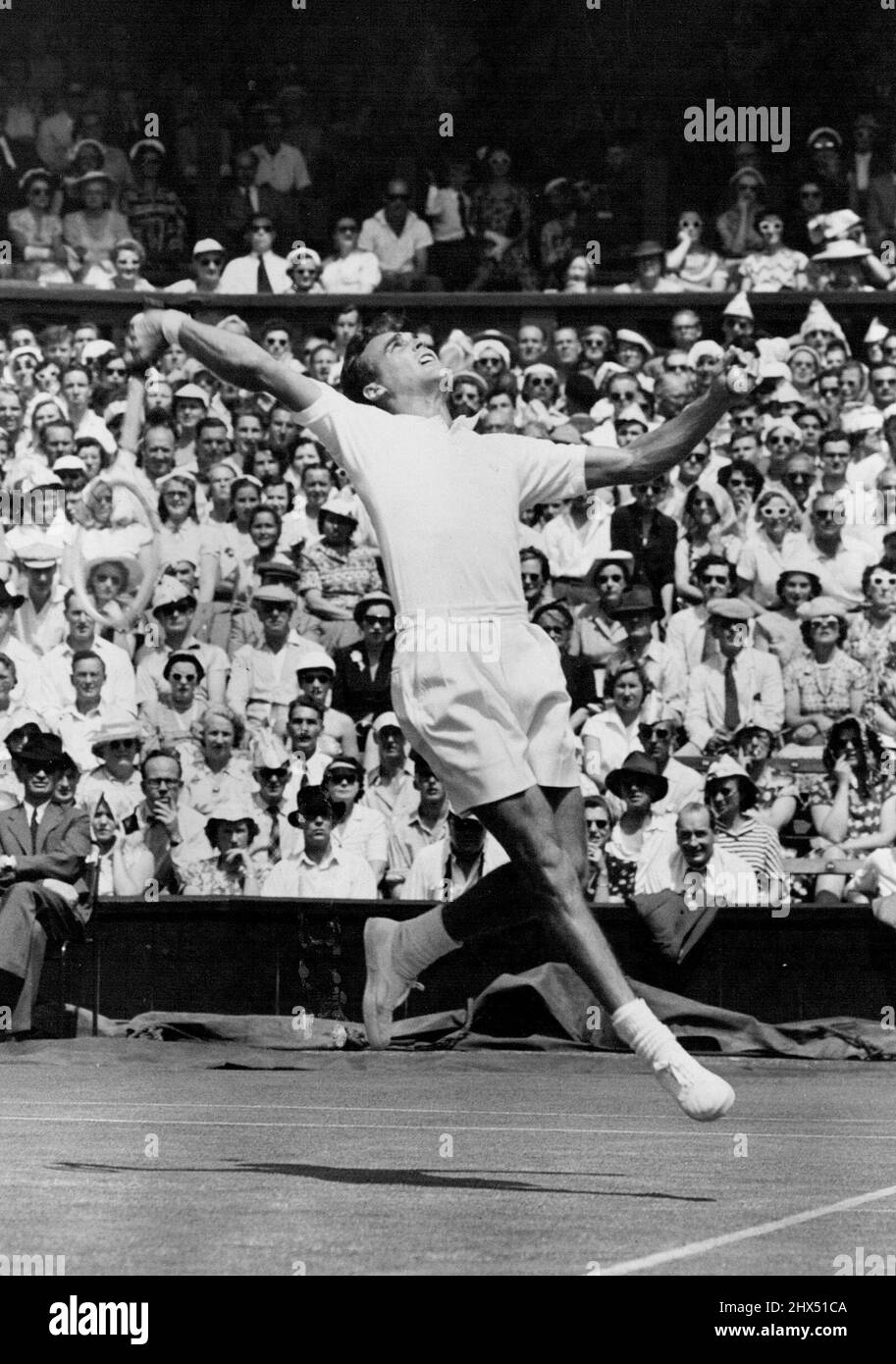 Das heutige Spiel in Wimbledon -- das schöne Wetter, das während der Lawn Tennis Championships in Wimbledon herrschte, setzte sich heute zum siebten Spieltag fort. L. A. Hoad aus Australien im Spiel gegen V. Seixas heute in Wimbledon. Ein interessanter Vergleich zwischen diesen beiden Spielern kann gemacht werden; V. Seixas erscheint in einer fast identischen Haltung im Begleitbild. 29. Juni 1953. (Foto von Fox Photos). Stockfoto Das heutige Spiel in Wimbledon -- das schöne Wetter, das während der Lawn Tennis Championships in Wimbledon herrschte, setzte sich heute zum siebten Spieltag fort. L. A. Hoad aus Australien im Spiel gegen V. Seixas heute in Wimbledon. Ein interessanter Vergleich zwischen diesen beiden Spielern kann gemacht werden; V. Seixas erscheint in einer fast identischen Haltung im Begleitbild. 29. Juni 1953. (Foto von Fox Photos). Stockfoto
