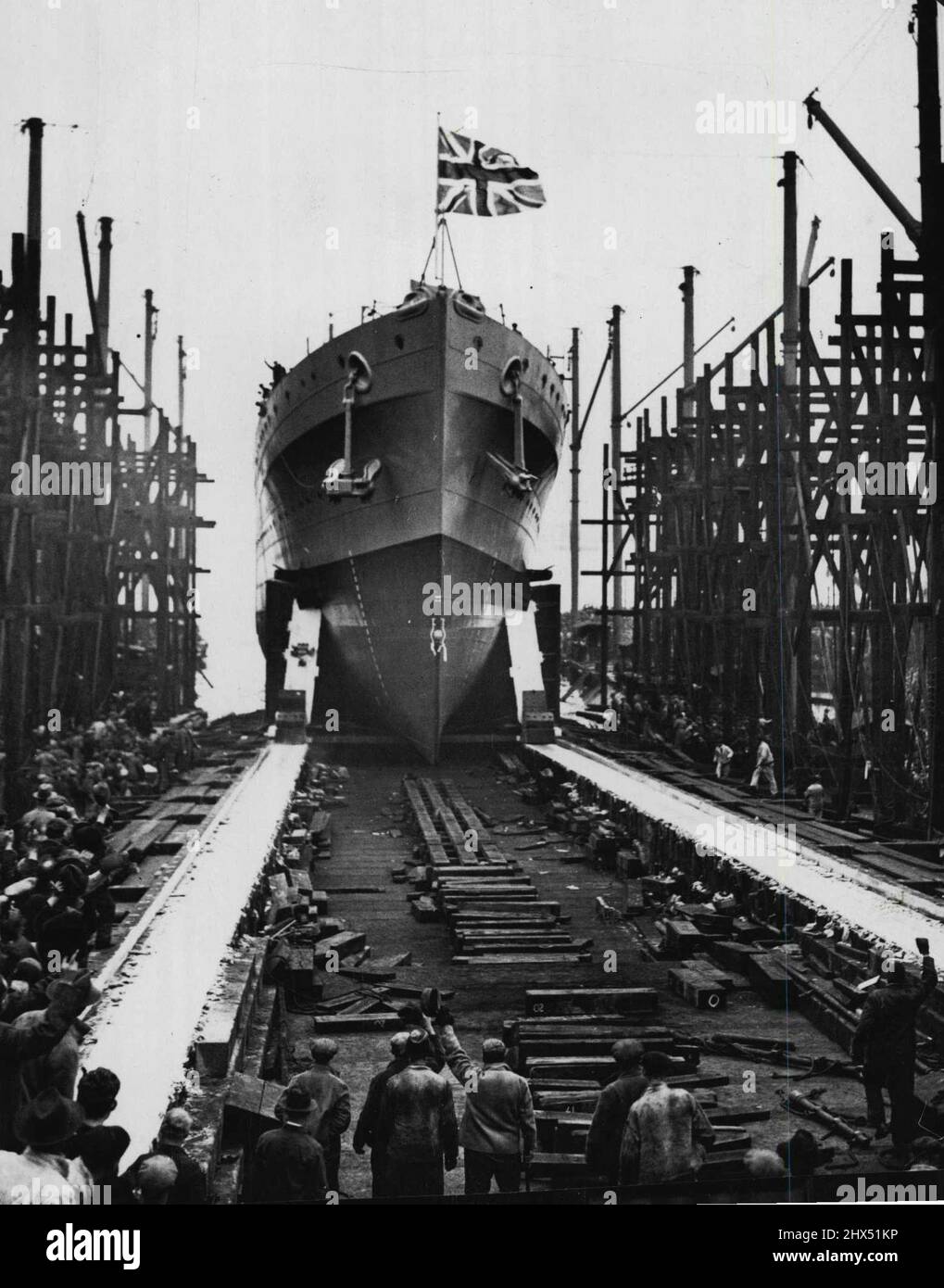 Neuer britischer Cruiser auf den Markt gebracht -- der neue 6.000-Tonnen-Cruiser H.M.S. „Neptune“ wurde am 31.. Januar auf der Werft in Portsmouth gestartet. Von Frau Euan Wallace, Ehefrau von Capt. T.D. Euan Wallace, M.C., zivilfürst der Admiralität. H.M.S. „Neptuen“ nimmt das Wasser. 13. März 1933. (Foto: Sport & General Press Agency, Limited). Stockfoto