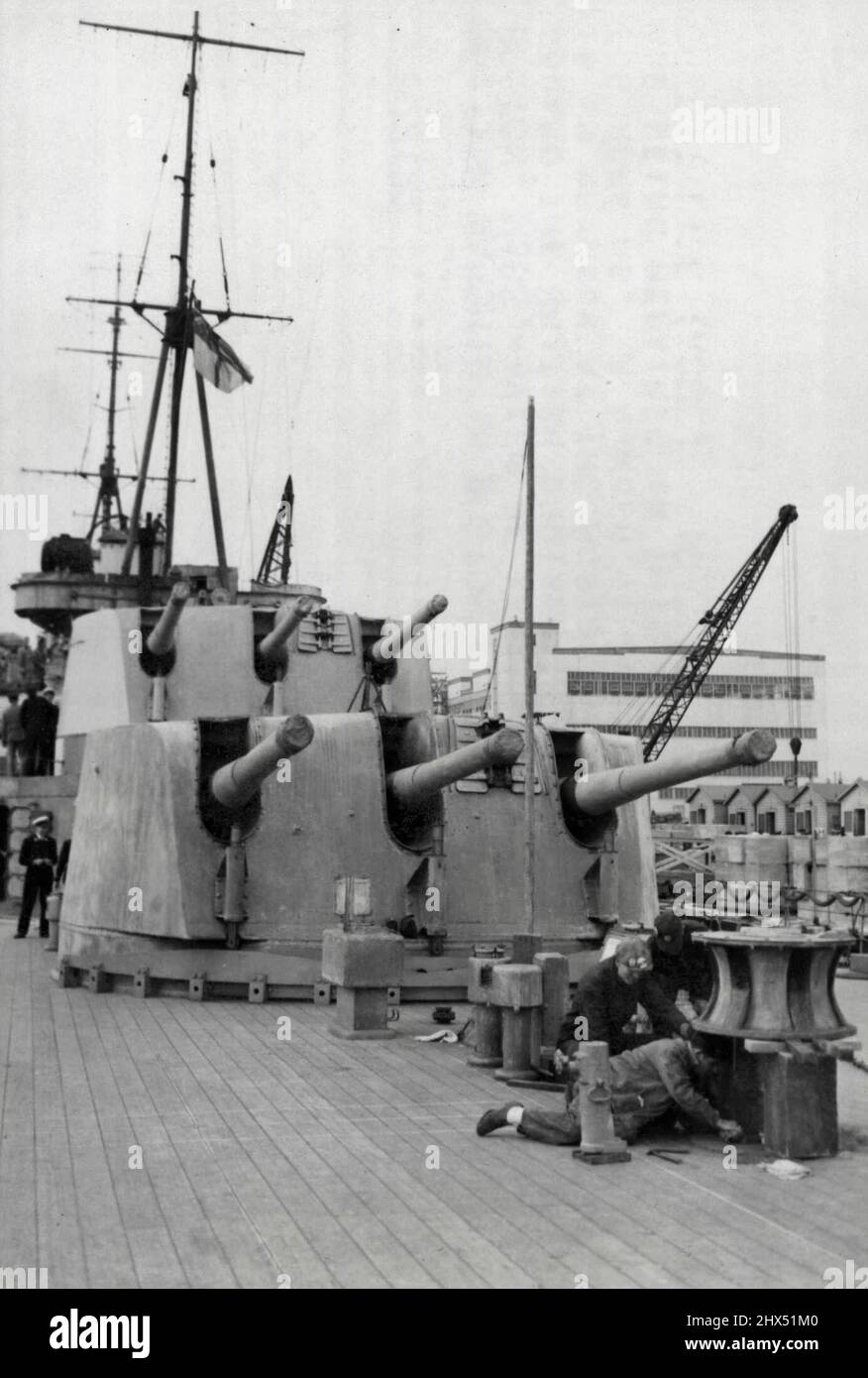 Britisches Kriegsschiff in Boston für Reparaturen -- Blick auf die beiden Nachgewehr-Türme an Bord des britischen Kreuzers Newcastle, der sich hier in Drydock auf dem Bostoner Marinestützplatz befindet, für Reparaturen. In diesem Land werden eine Reihe britischer Marineschiffe repariert. 10. März 1941. (Foto von ACME). Stockfoto