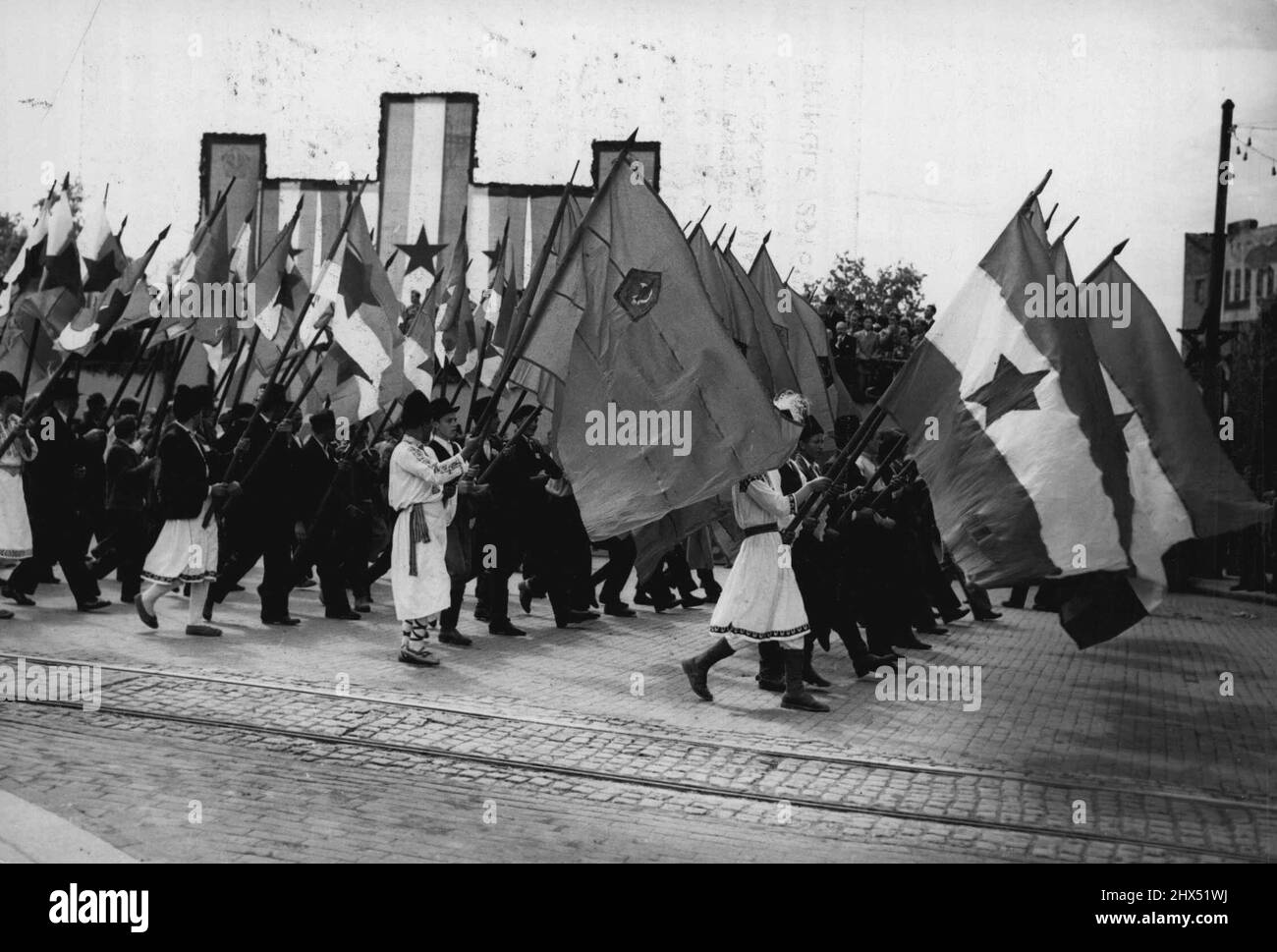 Die Feierlichkeiten zum 1. Mai in Belgrad - Ein Teil der Prozession zum 1. Mai in Belgrad, bei der die jugoslawischen Flaggen getragen wurden, 1. Mai.etwa zweihunderttausende Belgrader, alte und junge Menschen, nahmen an einer Mammutprozession Teil, die Teil der Feierlichkeiten zum 1. Mai der jugoslawischen Hauptstadt, dem 1. Mai, war. Marschall Tito, der die Uniform seines neuen Marschalls trug, grüßte, klatschte und winkte vom Stand im Zentrum der Stadt, als die Prozession - die erste seit dem Krieg vorbei war. Porträts von Tito und Stalin wurden in Prozessionen verstellt, während die Schüler nationale Lieder skandierten. 02. September 1949. (Foto Stockfoto