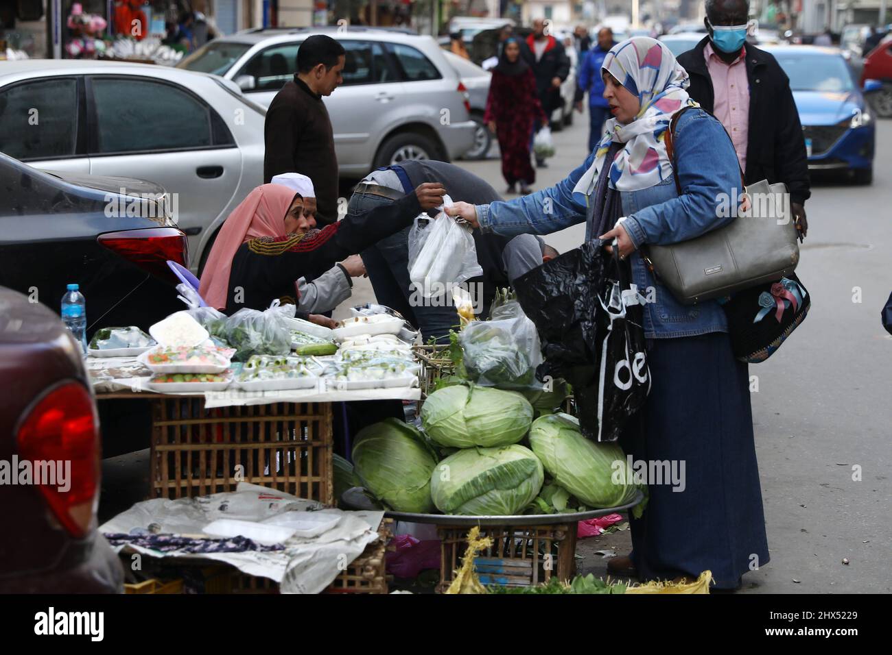 Kairo, Ägypten. 9. März 2022. Am 9. März 2022 verkaufen die Verkäufer Gemüse auf einem Markt in Kairo, Ägypten. Der ägyptische Premierminister Mostafa Madbouly hat am Mittwoch zugesagt, die Lebensmittelpreise inmitten des anhaltenden Konflikts zwischen Russland und der Ukraine in einem fairen Bereich zu halten. Quelle: Ahmed Gomaa/Xinhua/Alamy Live News Stockfoto