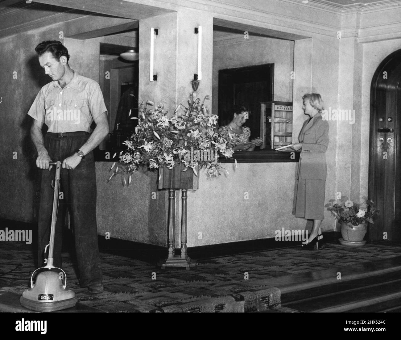 Rezeptionisten Und Rezeptionstresen - Handel Und Handwerker. 29. März 1950. Stockfoto