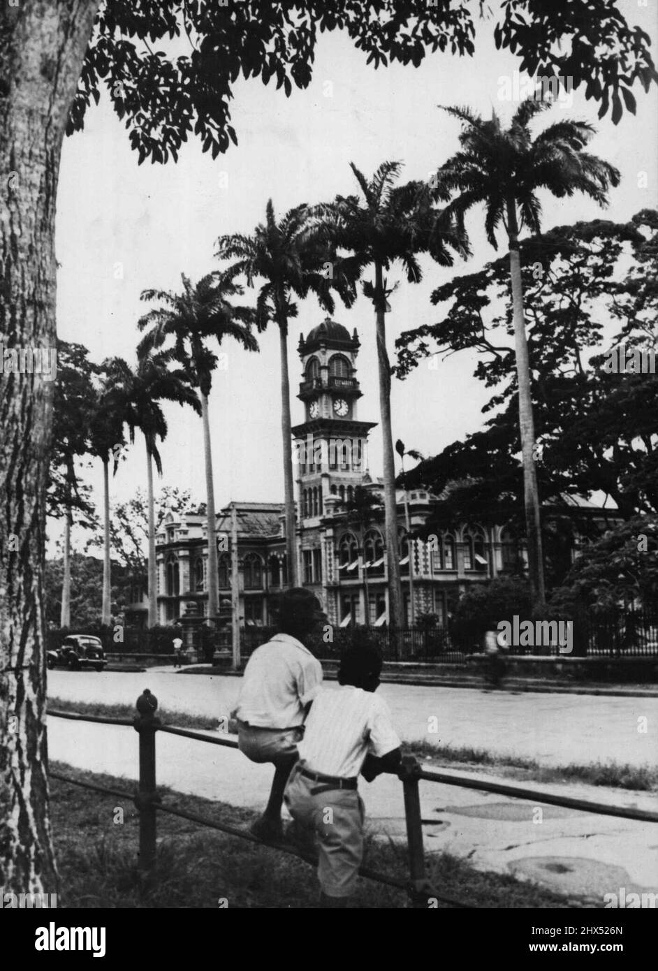 Trinidad -- Queen's Royal College, in St. Clair, in der Nähe von Port of Spain, der Hauptstadt. Dieses College wird von der Kolonialregierung geführt und gilt als Universität. Zwei weitere Hochschulen sind ihr angeschlossen und arbeiten alle in enger Zusammenarbeit mit britischen Universitäten, wobei viele Stipendien für Trinidadianer zur Verfügung stehen. 30. September 1949. (Foto von Kamera Drücken Sie). Stockfoto