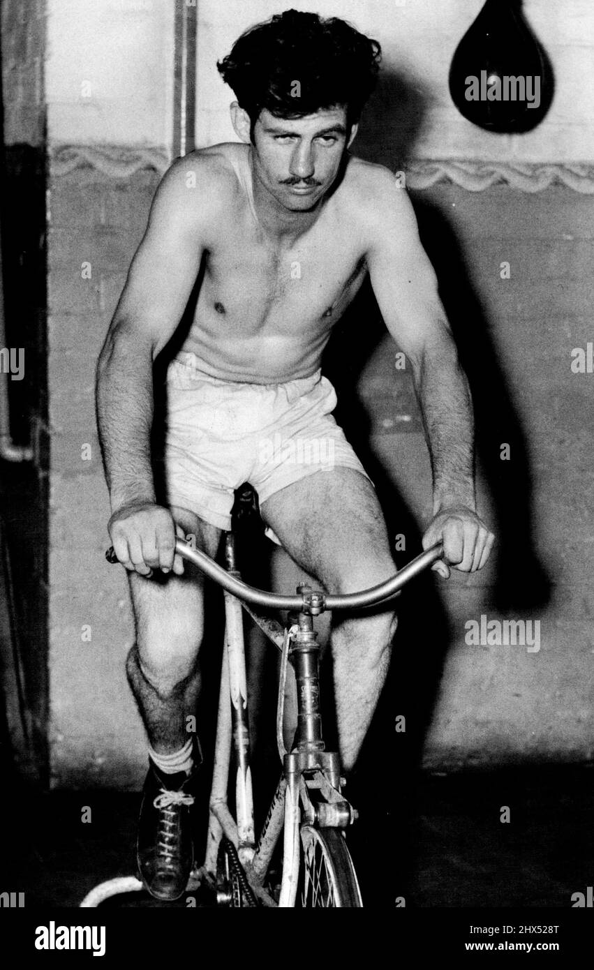 Johnson Trains - Don Johnson Training heute Nachmittag im Fitnessstudio von McQuillan. 31. Oktober 1951. (Foto von Ronald Leslie Stewart/Fairfax Media). Stockfoto