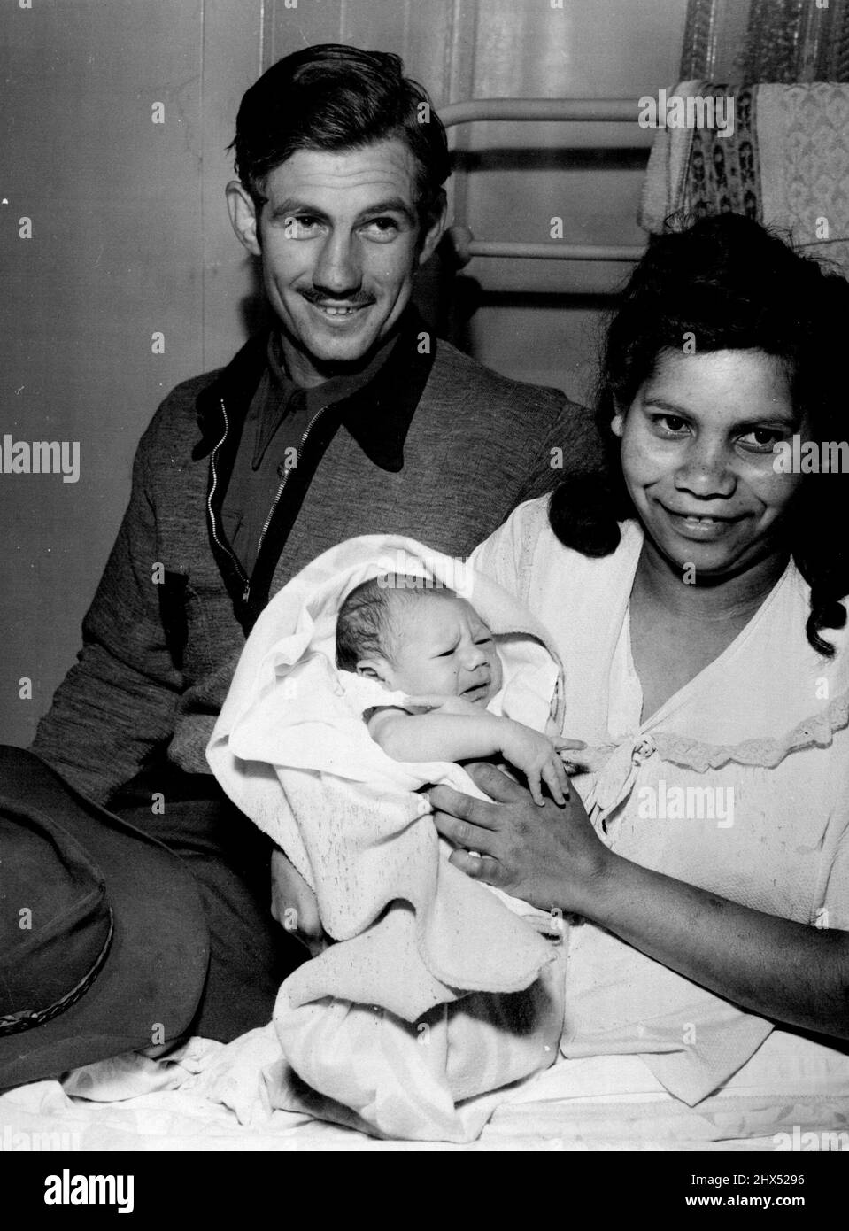 Stolz: Der Boxer Don 'Bronco' Johnson und seine Frau mit ihrem kleinen Sohn. 21. Oktober 1951. Stockfoto