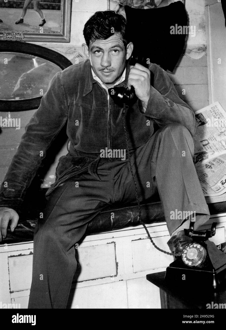 Don (Broncho) Johnson, der am vergangenen Montag von Alfie Sands im Stadion besiegt wurde, erklärt einem Freund, wie er von Sands geschlagen wurde, nachdem der boll für das Ende der 8The. Runde geläutet hatte. 4. November 1953. Stockfoto