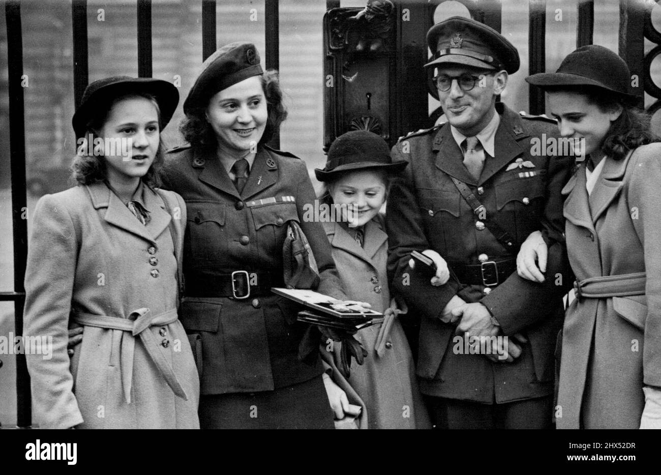 Die französische „Underground“-Heldin wurde im Buckingham Palace dekoriert -- Mrs. Odette Sansom mit ihren drei Töchtern und Captain Peter Churchill vor dem Buckingham Palace nach der Investitur. Frau Odette Sansom, die für ihre Arbeit in der französischen Widerstandsbewegung mit dem George Cross ausgezeichnet wurde, besuchte den Buckingham Palace mit ihren drei Töchtern, um die Dekoration von S.M. dem König zu erhalten. Mit ihr ging auch Captain Peter Churchill, der früher ihr Kommandeur in der Bewegung war, der den Distinguished Service Order erhielt. 19. November 1946. (Foto von Sport & General Press Agency Limited). Stockfoto