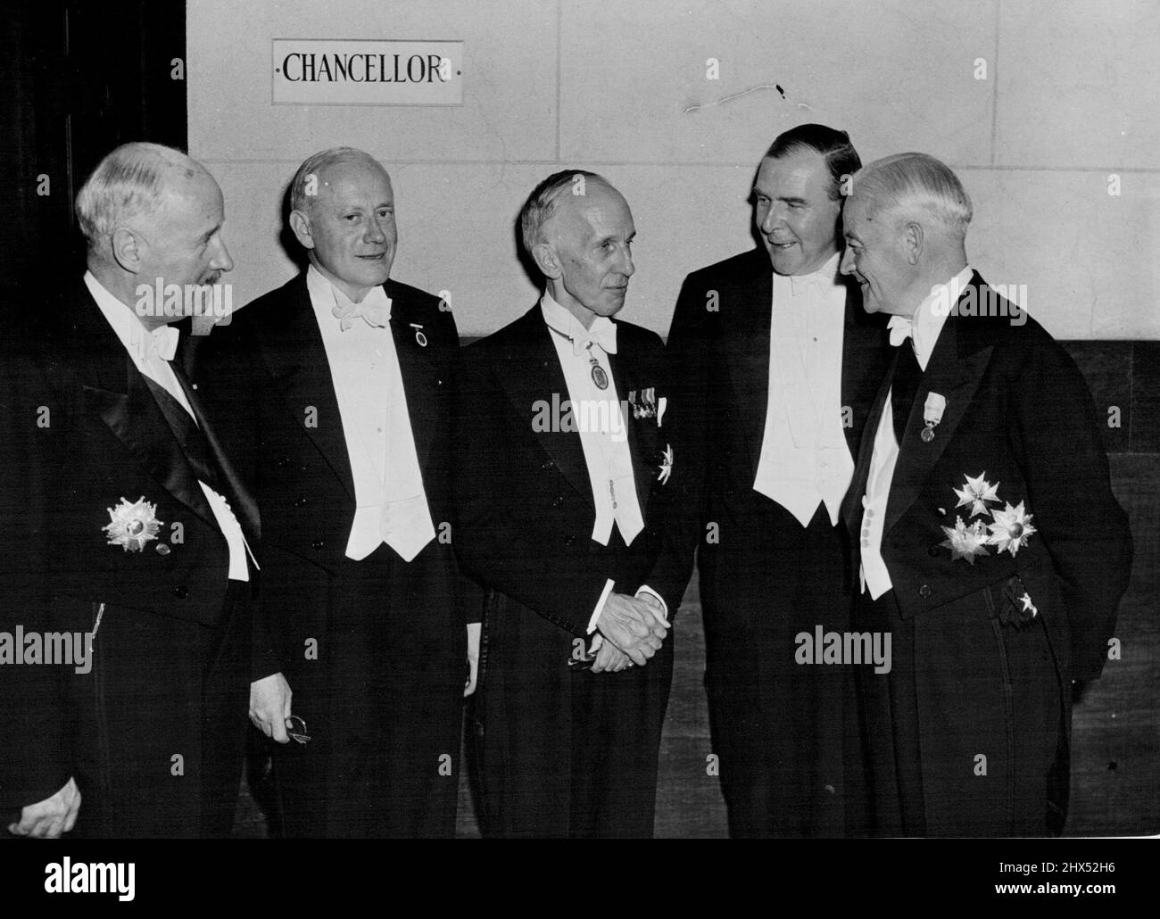 Internationale Konferenz des Roten Kreuzes in Toronto -- fotografiert bei der offiziellen Eröffnung der Internationalen Konferenz des Roten Kreuzes, die derzeit in Toronto stattfindet, von links nach rechts: Botschafter Andre Francois-Poncet vom Französischen Roten Kreuz; John Macauley Windigeg, Kanada, Vorsitzender der Konferenz; Generalgouverneur Massey; Dr. Paul Ruegger, Präsident des Internationalen Roten Kreuzes, und Herr Richter Emil Sandstrom, Vorsitzender des Gouverneursrates, aus Stockholm, Schweden. 08. August 1952. (Foto von Fox Photos). Stockfoto