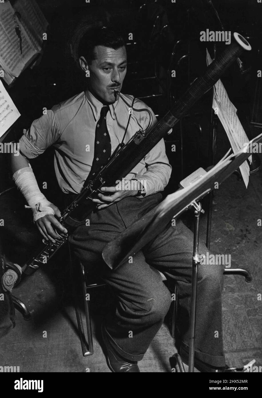 Sein Arm in Gips ist kein Rückschlag auf den erstklassigen Fagott-Spieler Tom Wrightman, einen englischen Musiker, der dem Victorian Symphony Orchestra beigetreten ist. Bevor er nach Australien kam, war er HauptFagott bei den London. 01. September 1950. Stockfoto