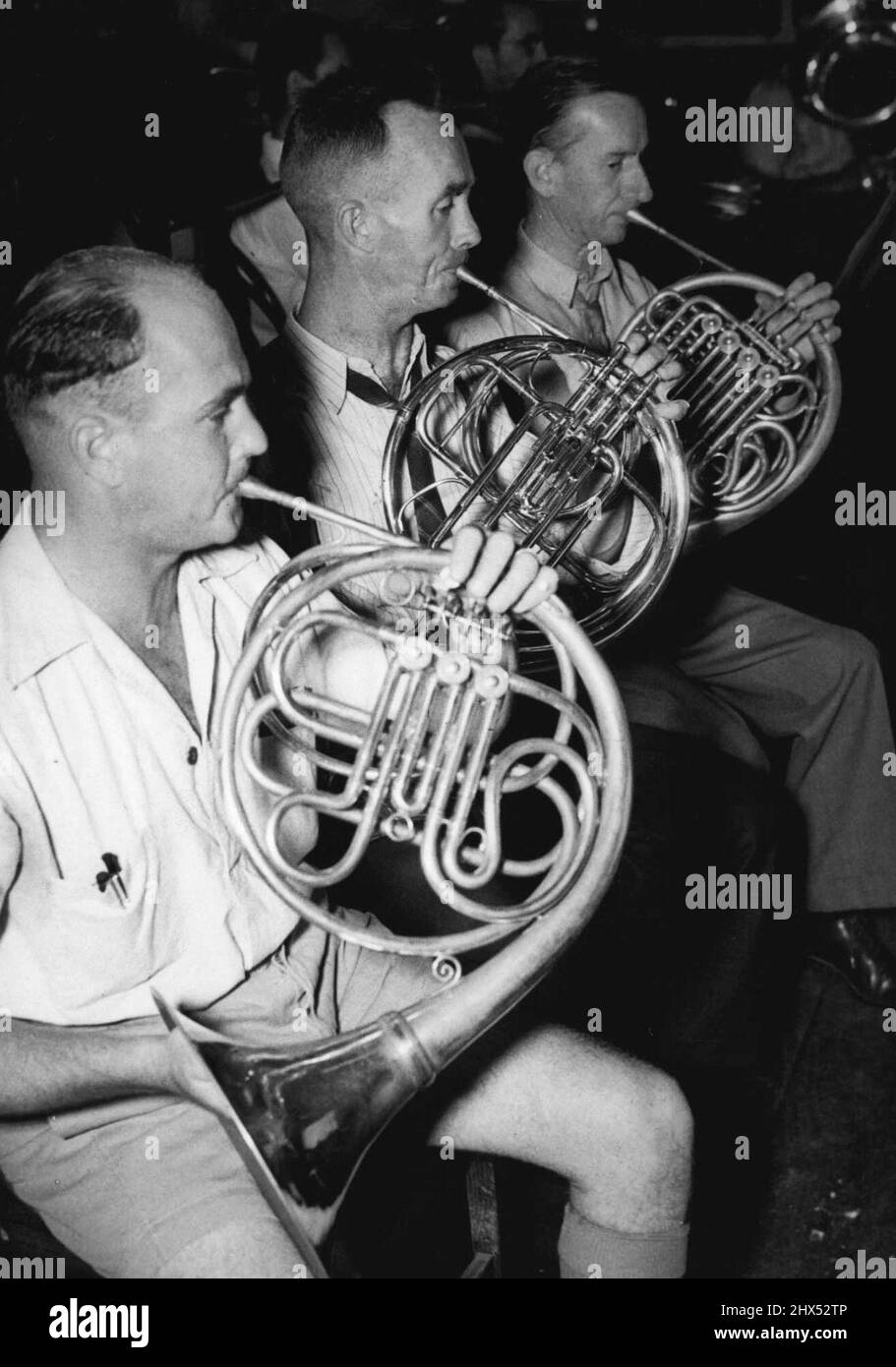 French Horn Spieler des neuen Queensland Symphony Orchestra - von links, die Herren K. Watford, C. Shaw und K. Wray - gestern bei der ersten Probe. 10. März 1947. (Foto von C. Mail Special Photo Service). Stockfoto