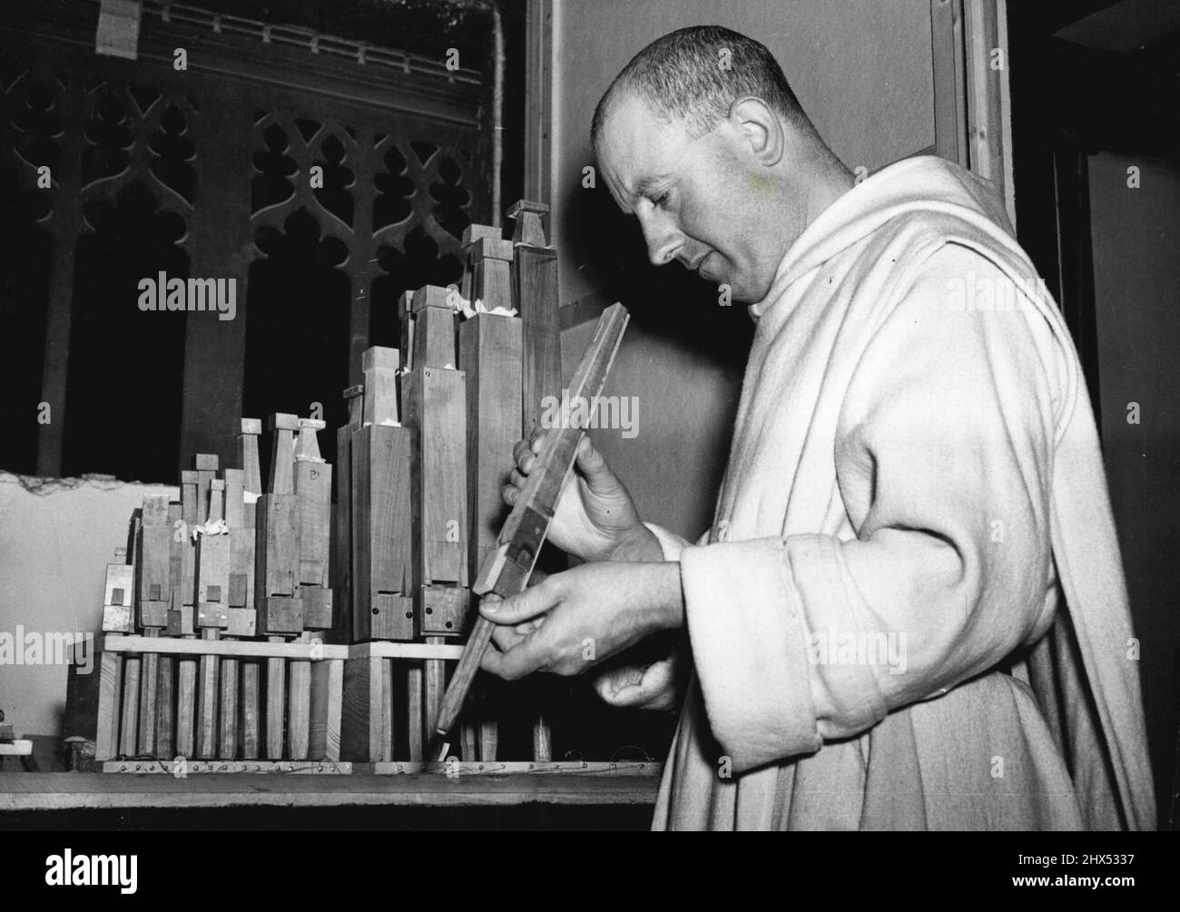 Mönch baut Orgel: Dom Ethelbert Watson O.S.B. sah, wie er einige der 400 Pfeifen, die aus dem auf dem Abteigelände angebauten Perlholz hergestellt wurden, auf der elektrischen Orgel, die er in der Prinknash Abtei baut, justiert, In der Nähe von Gloucester.während seiner Studienzeit in den letzten vier Jahren arbeitete Dom Ethelbert Watson O.S.B. von der Prinknash Abbey in der Nähe von Gloucester täglich eine Stunde lang.Diese 400 Pfeifen, die er für die Abbey Chapel baut, stehen kurz vor der Fertigstellung. Die gesamte elektrische Erweiterungsorgel wird der Abtei eine Ausgabe von £2.000 sparen. Der elektrische Mechanismus ist eine moderne Entwicklung, aber die Orgel hat den Ton der 17. CE Stockfoto