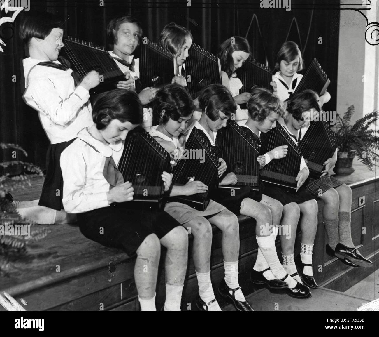 Die Zither wurde im Dewitt Clinton Vernon, USA, wiederbelebt. Diese Mädchen werden als die ***** gefeiert Orchester. 11. Juni 1931. Stockfoto