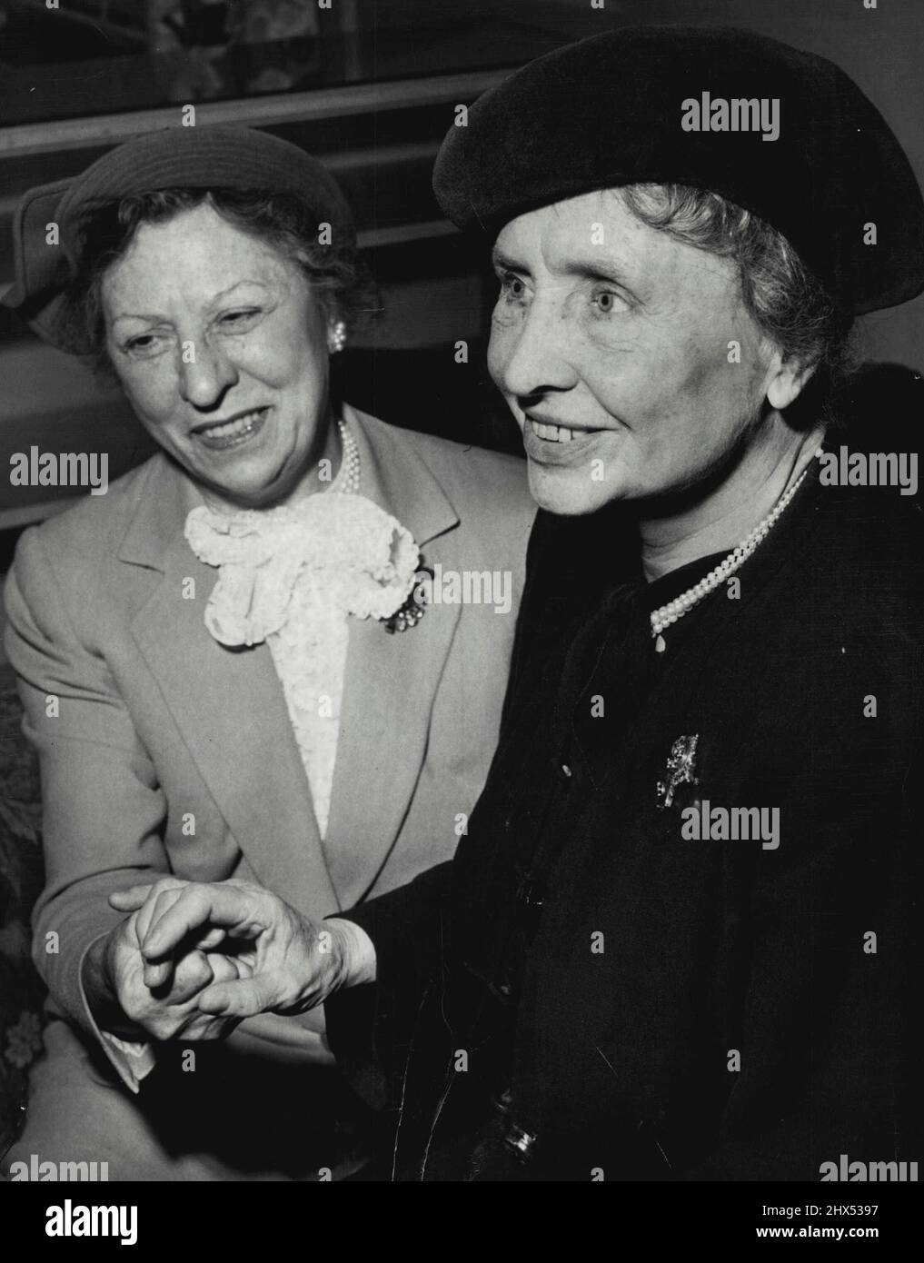 Eine bessere Zukunft - die Vereinten Nationen haben Welthoffnung - Helen Keller -- Polly Thomson und Helen Keller glauben, dass die berühmte blinde Frau der Vereinten Nationen Hoffnung auf die Welt ist. Helen Keller, Symbol der Hoffnung und der Errungenschaft für die Behinderten der Welt, glaubt an eine bessere Zukunft für die Welt und ihre Behinderten. Die berühmte blinde und taube Frau sagte am Montag, dass sie überzeugt sei, dass die Vereinten Nationen das Mittel für ein besseres Verständnis unter den Völkern der Erde sein können und werden. In einem hohen Monoton gesprochen, teilweise dem ungeübten Ohr verständlich, sagte Fräulein Keller: ***** . 10. Oktober 1950. Stockfoto