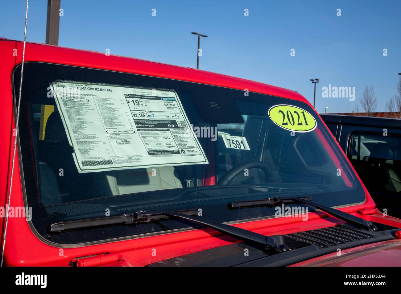 Lansing, Kansas. Autohaus-Parkplatz mit neuen 2021 Fahrzeugen auf dem Parkplatz. Informationsblatt im Fenster eines neuen Jeep Gladiators von 2021. Stockfoto