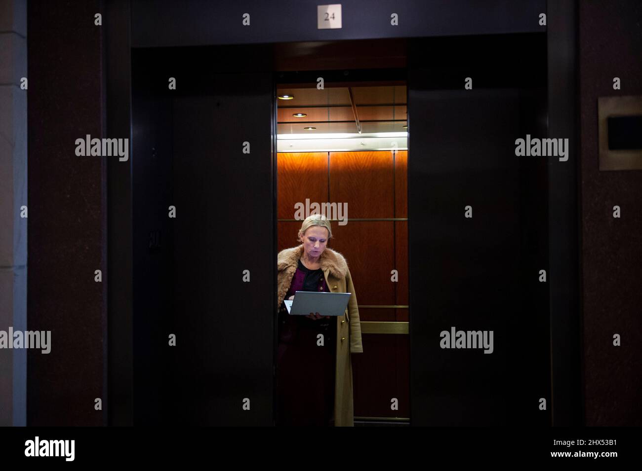 Nosiwka, Ukraine. 9. März 2022. Die US-Repräsentantin Victoria Spartz (Republikanerin von Indiana) geht am Mittwoch, den 9. März 2022, in einen Aufzug des US-Kapitols in Washington, DC. Rep. Spartz wurde in Nosiwka, Ukraine, geboren. Kredit: Rod Lampey/CNP/dpa/Alamy Live Nachrichten Stockfoto