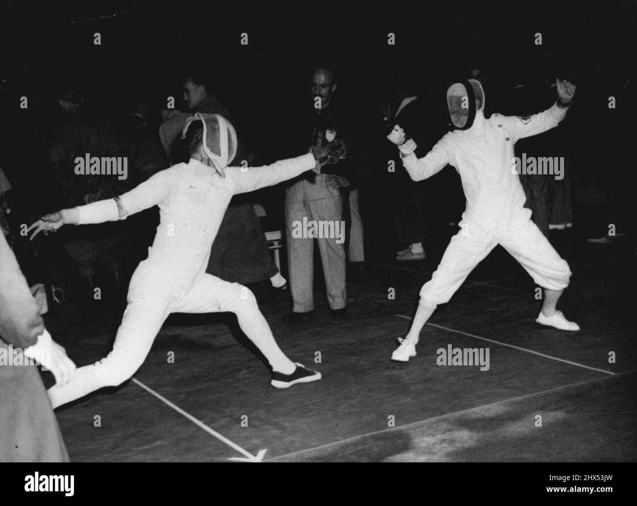 Olympic Team Foils Fechten - Sven T. Fahlman aus Schweden (links) und Charles Stanmore aus Australien sind während der ersten Runde des olympischen Foil (Team)-Events im Westend in Helsinki in Aktion zu sehen. 22. Juli 1952. (Foto von AP). Stockfoto