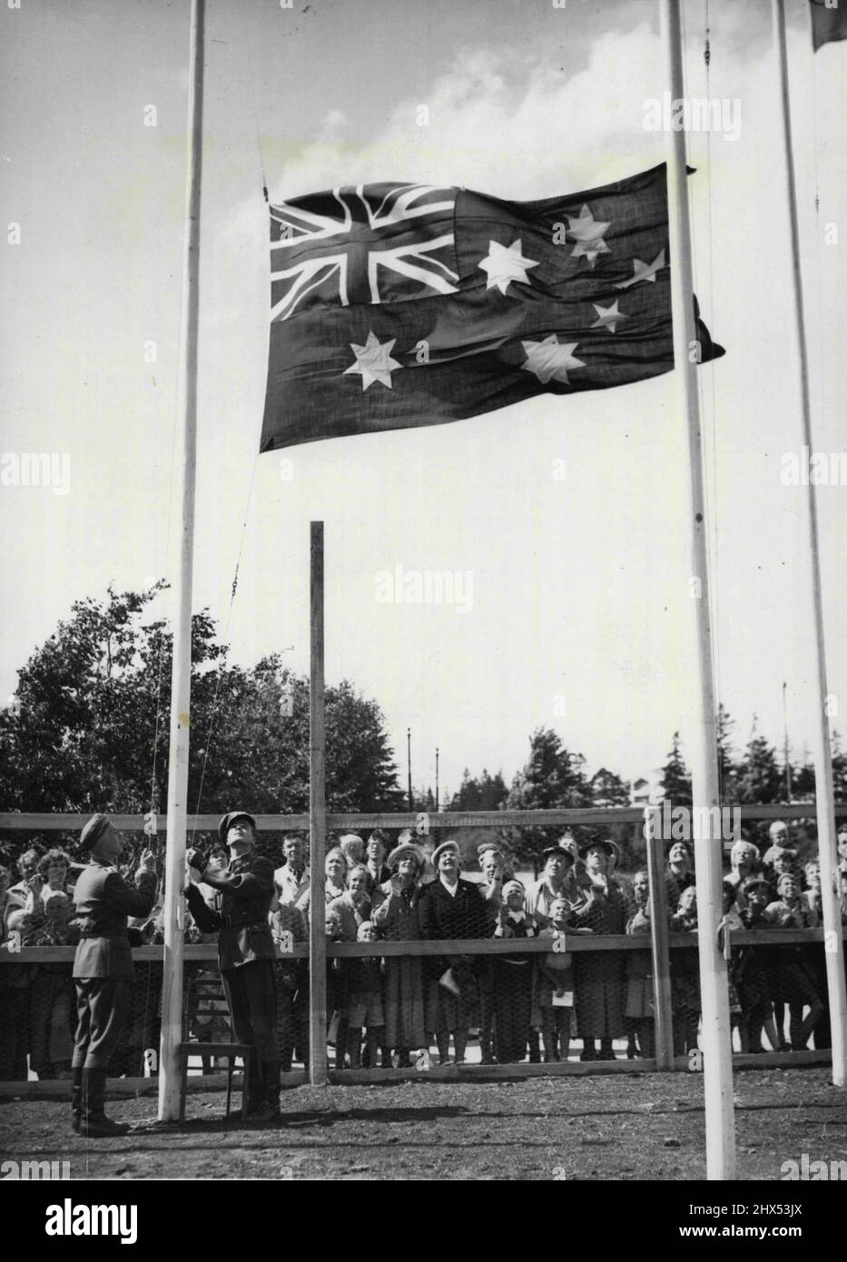 Australische Flagge in Helsinki angehoben - Finnische Soldaten heben die australische Flagge bei einer Zeremonie im Olympischen Dorf in der Nähe von Helsinki, 15. Juli. 17. Juli 1952. (Foto von AP). Stockfoto