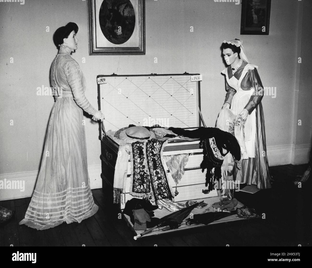 Verpackungskoffer Abbildung links 1909 und Maid rechts 1908. Das Kostümmuseum in Eridge Castle, Kent. 01. Juni 1955. Stockfoto