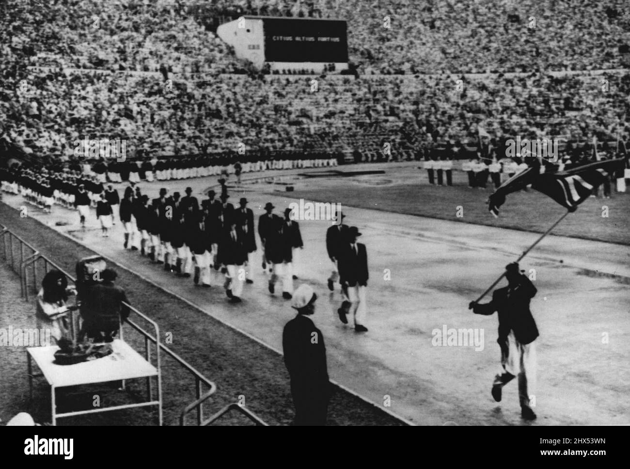 Britisches Team bei der Olympischen Eröffnung – das britische Olympische Team marschiert heute, am 19. Juli, hinter der Gewerkschaft Jack im Stadion von Helsinki ein. 19. Juli 1952. (Foto von Associated Press Ltd.). Stockfoto