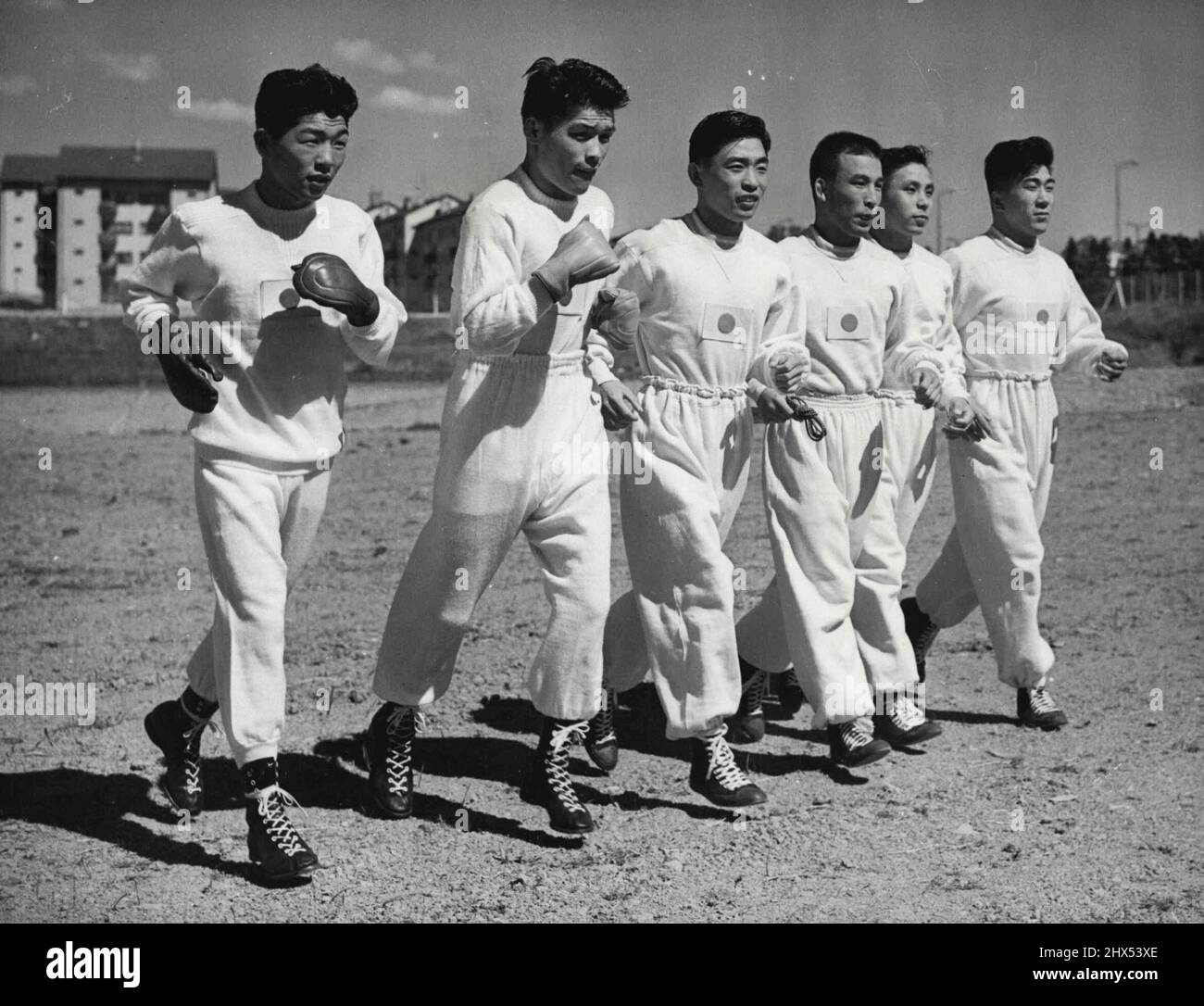 Japanische Kampfmänner in Helsinki - vor einigen Tagen haben sich Ringer und Boxer des japanischen Olympischen Teams auf dem Trainingsgelände des Olympischen Dorfes in Helsinki, Finnland, zu einem Trainingslauf zusammengeschlossen. Von links nach rechts: Yoshitaro Nagato und Tohsihito Ishimaru (Boxer) und Yushu Kitano, Shohachi Ishii, Risaburo Tominga und Takeo Shimotori (Ringer). 04. Juli 1952. (Foto von Associated Press Photo). Stockfoto