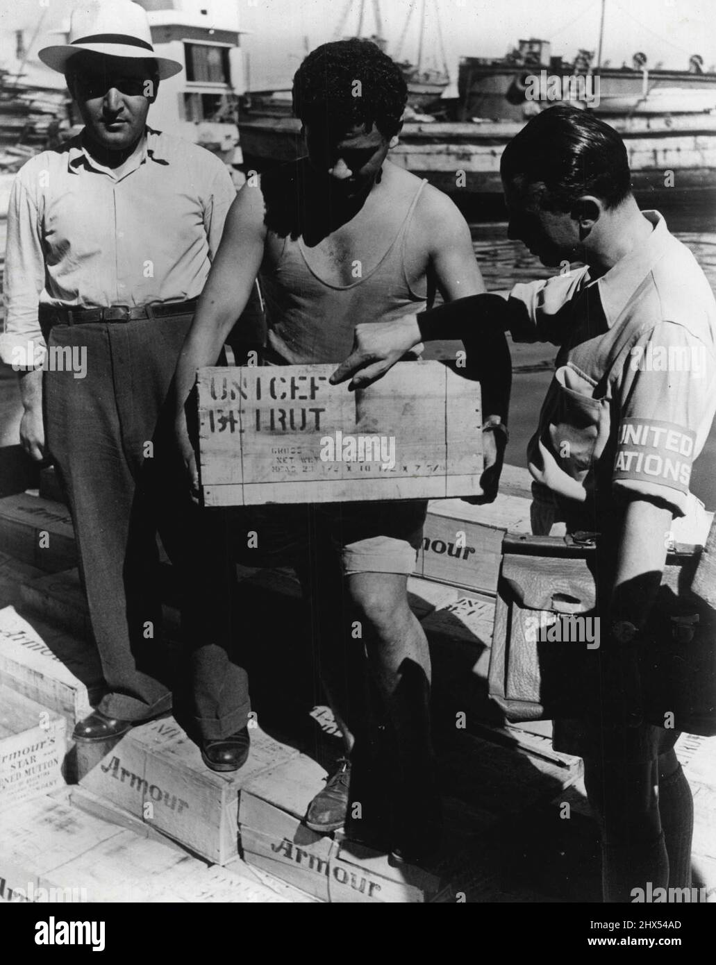 UN AIDS Arab Refugees in Middle East -- die erste Lieferung von UN-Hilfsmitteln für arabische Flüchtlinge erreicht Beirut. Die Lieferung beinhaltete 40.000 lbe Corned Beaf, die vom International Children's Emergency Fund in den Nahen Osten gebracht wurden. 10. November 1949. (Foto vom offiziellen Foto der Vereinten Nationen). Stockfoto